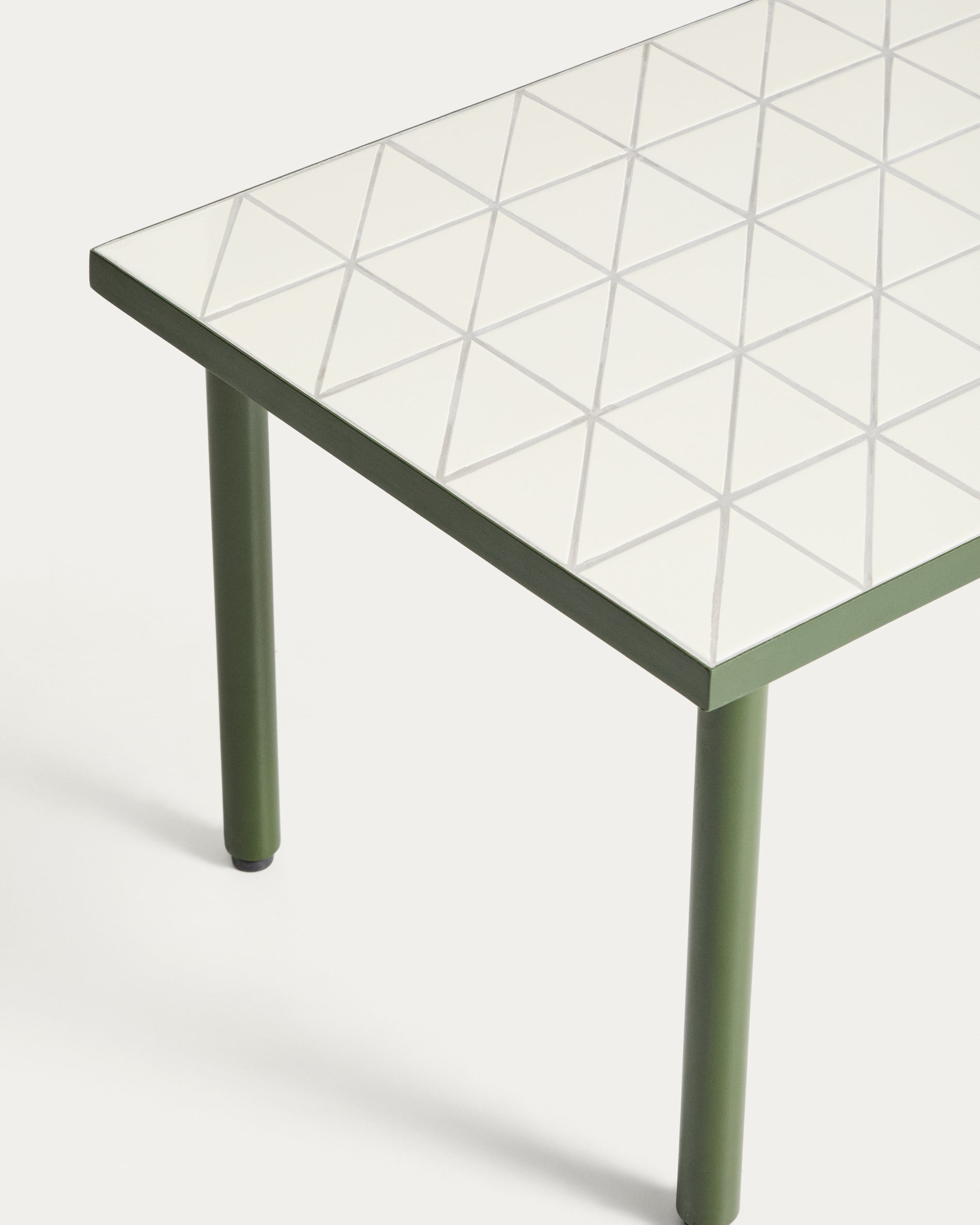 Beistelltisch Maurina aus verzinktem Stahl in Grün mit ecrufarbenen Kacheln, 81 x 51 cm in Grün präsentiert im Onlineshop von KAQTU Design AG. Beistelltisch Outdoor ist von Kave Home