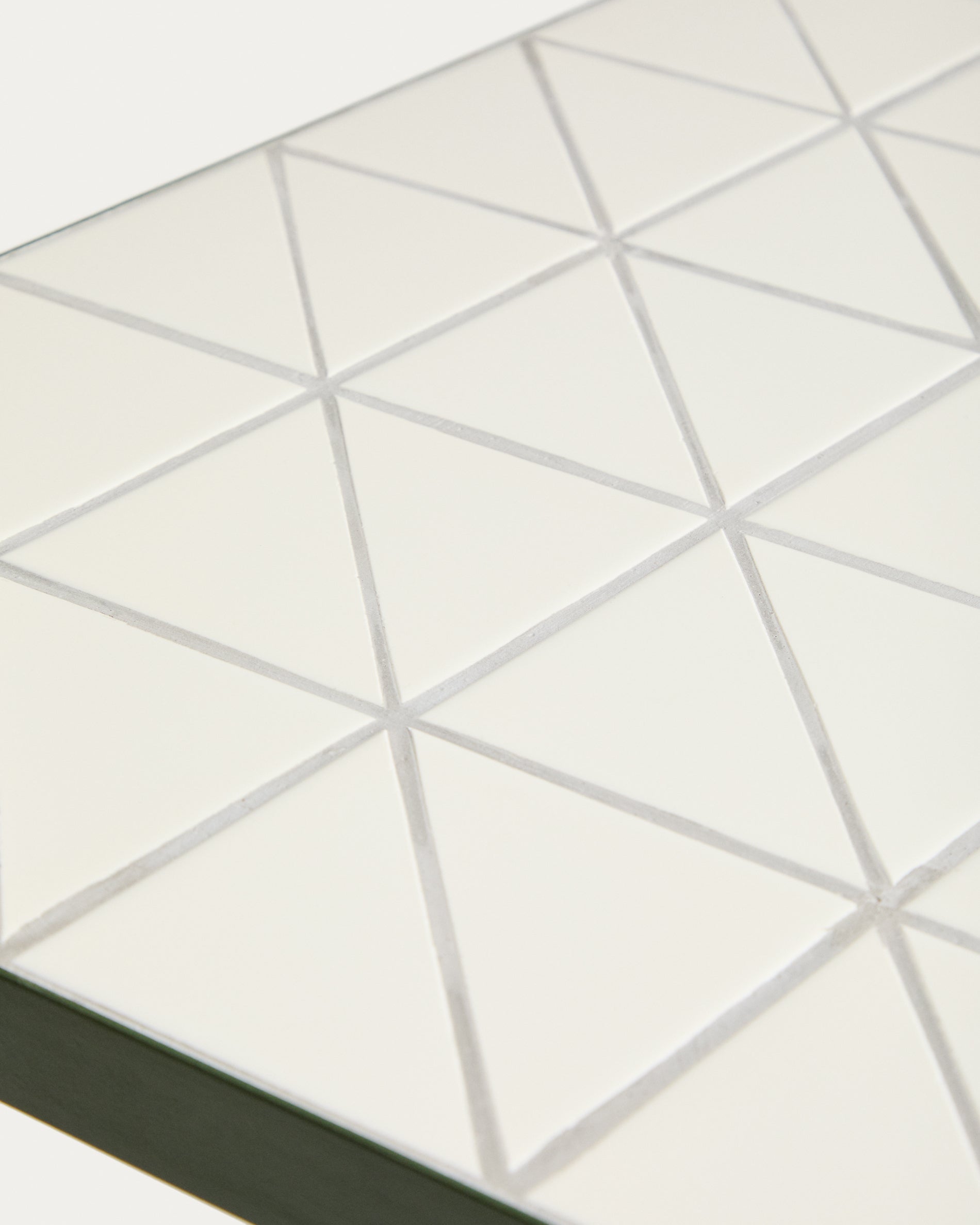 Beistelltisch Maurina aus verzinktem Stahl in Grün mit ecrufarbenen Kacheln, 81 x 51 cm in Grün präsentiert im Onlineshop von KAQTU Design AG. Beistelltisch Outdoor ist von Kave Home