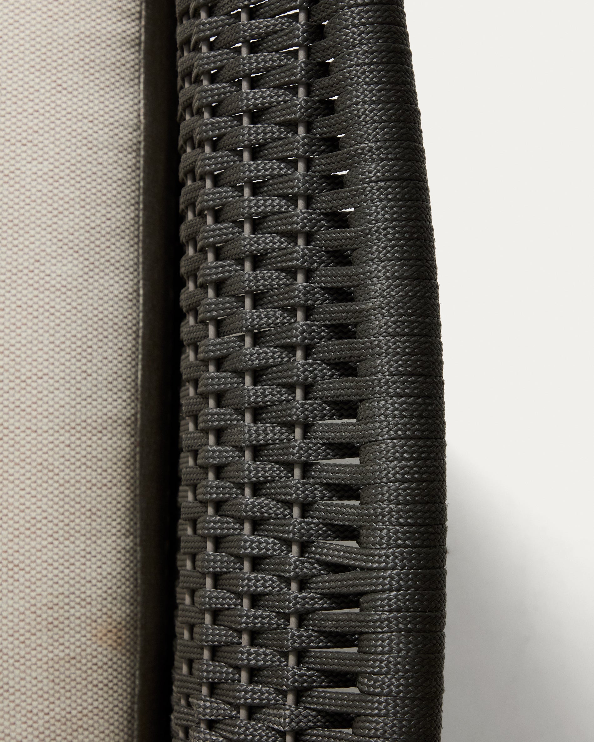 Sessel Alipa aus massivem Akazienholz und dunkelgrauem Seil, FSC 100 % in Graphit präsentiert im Onlineshop von KAQTU Design AG. Outdoor-Sessel ist von Kave Home