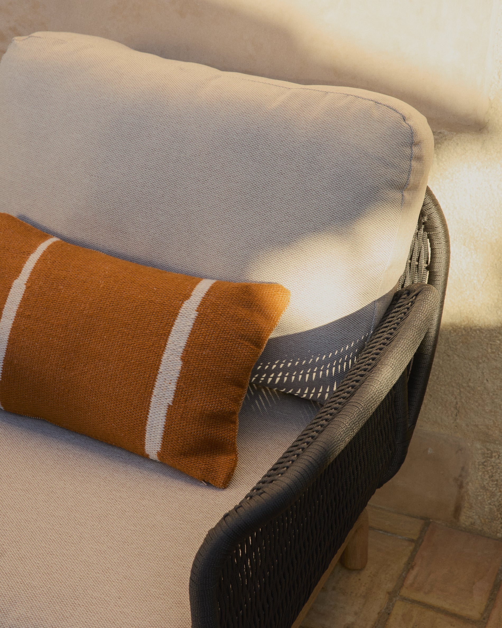 Sessel Alipa aus massivem Akazienholz und dunkelgrauem Seil, FSC 100 % in Graphit präsentiert im Onlineshop von KAQTU Design AG. Outdoor-Sessel ist von Kave Home