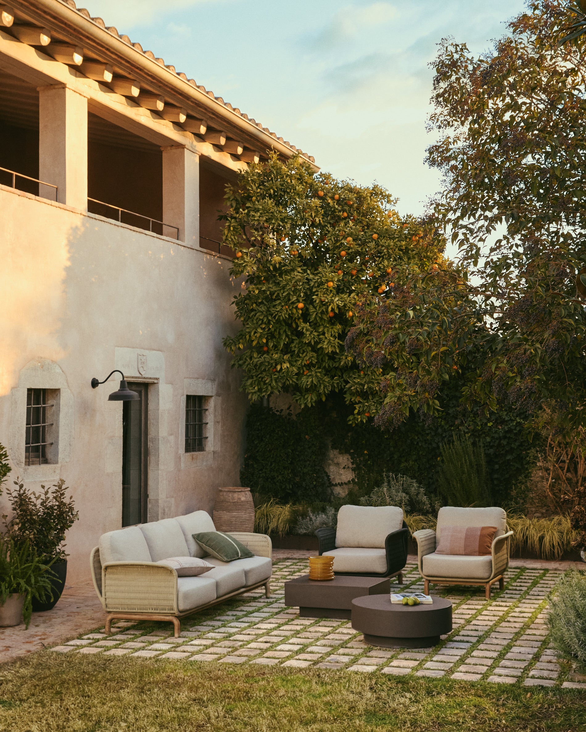 Sessel Alipa aus massivem Akazienholz und dunkelgrauem Seil, FSC 100 % in Graphit präsentiert im Onlineshop von KAQTU Design AG. Outdoor-Sessel ist von Kave Home