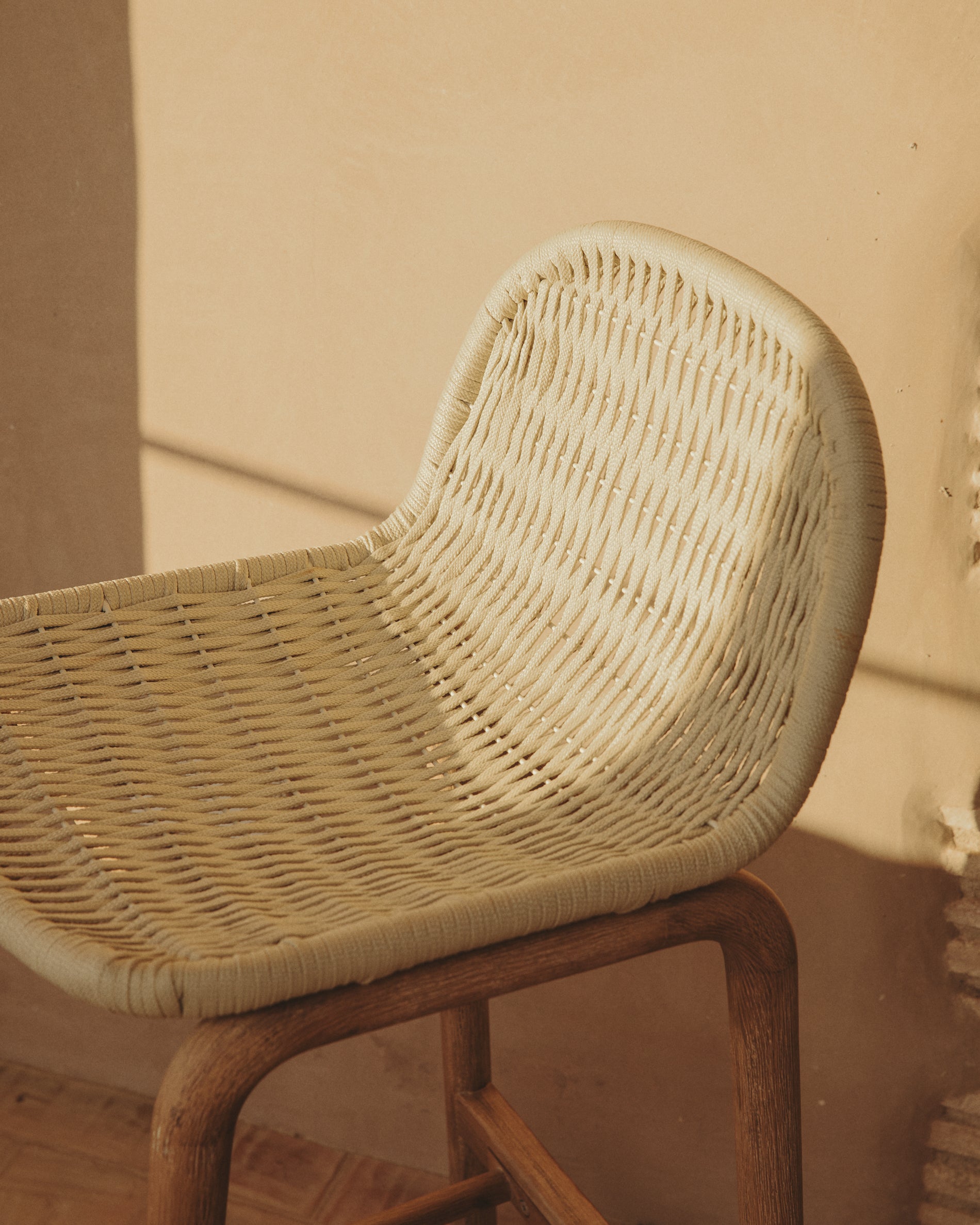 Hocker Alipa aus massivem Akazienholz und ecrufarbenem Seil, 75 cm, FSC 100 % in Ecru präsentiert im Onlineshop von KAQTU Design AG. Hocker Outdoor ist von Kave Home