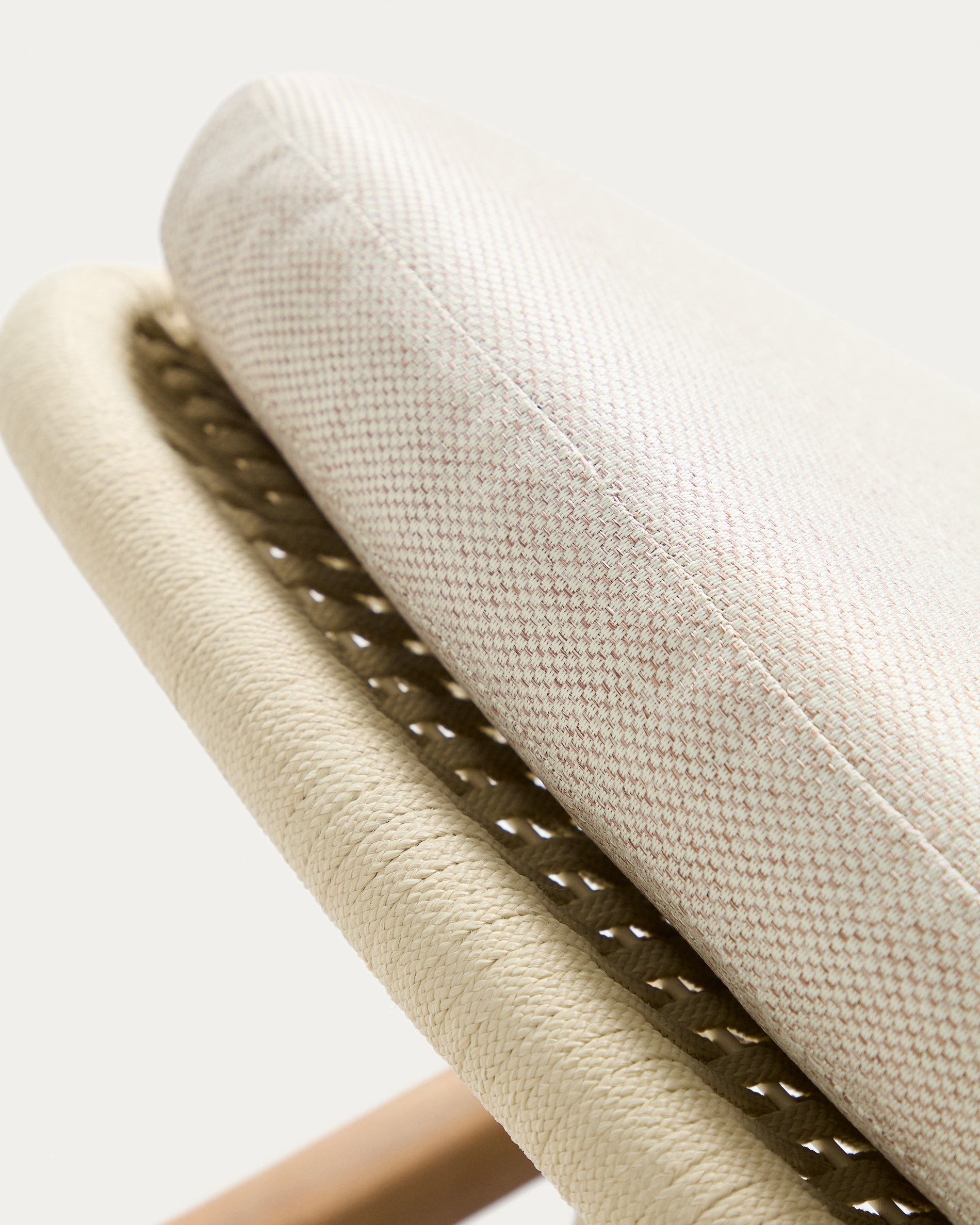 Sonnenliege Alipa aus massivem Akazienholz und ecrufarbenem Seil, FSC 100 % in Ecru präsentiert im Onlineshop von KAQTU Design AG. Liegestuhl ist von Kave Home