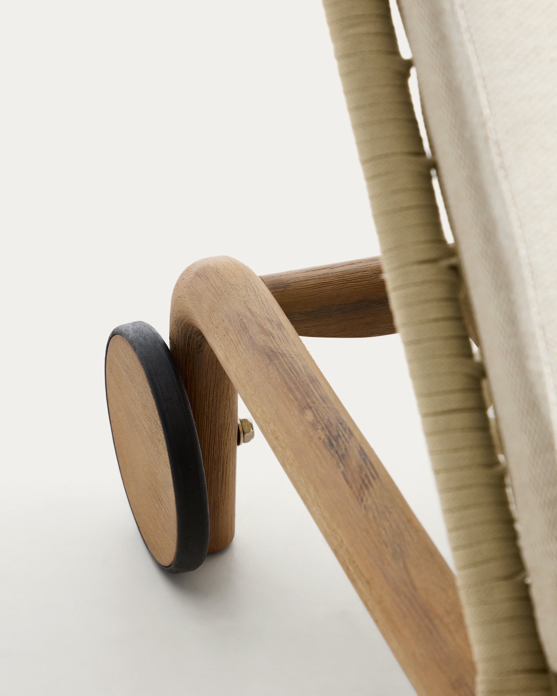 Sonnenliege Alipa aus massivem Akazienholz und ecrufarbenem Seil, FSC 100 % in Ecru präsentiert im Onlineshop von KAQTU Design AG. Liegestuhl ist von Kave Home