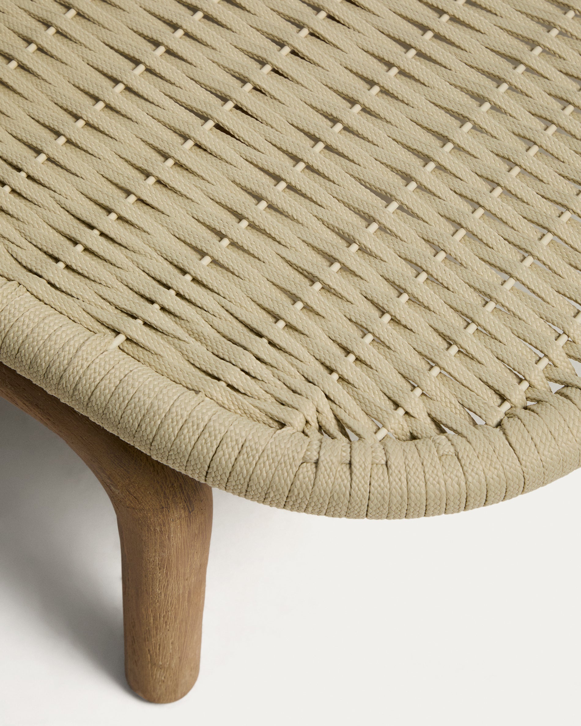 Sonnenliege Alipa aus massivem Akazienholz und ecrufarbenem Seil, FSC 100 % in Ecru präsentiert im Onlineshop von KAQTU Design AG. Liegestuhl ist von Kave Home