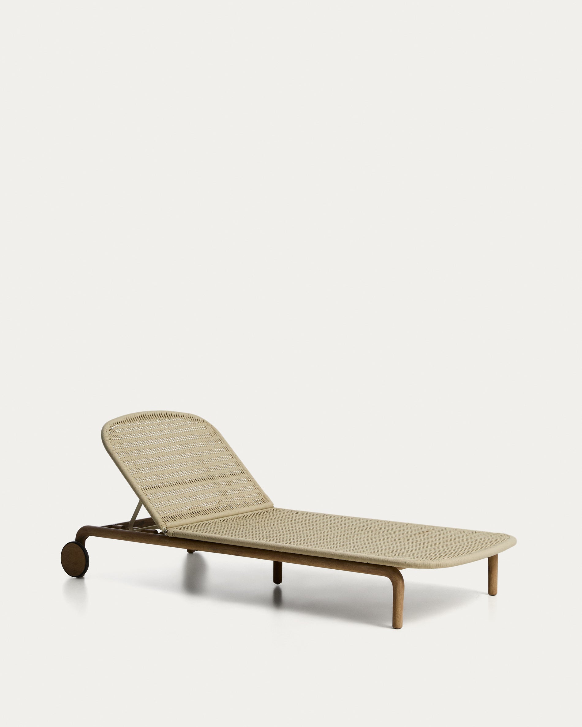 Sonnenliege Alipa aus massivem Akazienholz und ecrufarbenem Seil, FSC 100 % in Ecru präsentiert im Onlineshop von KAQTU Design AG. Liegestuhl ist von Kave Home