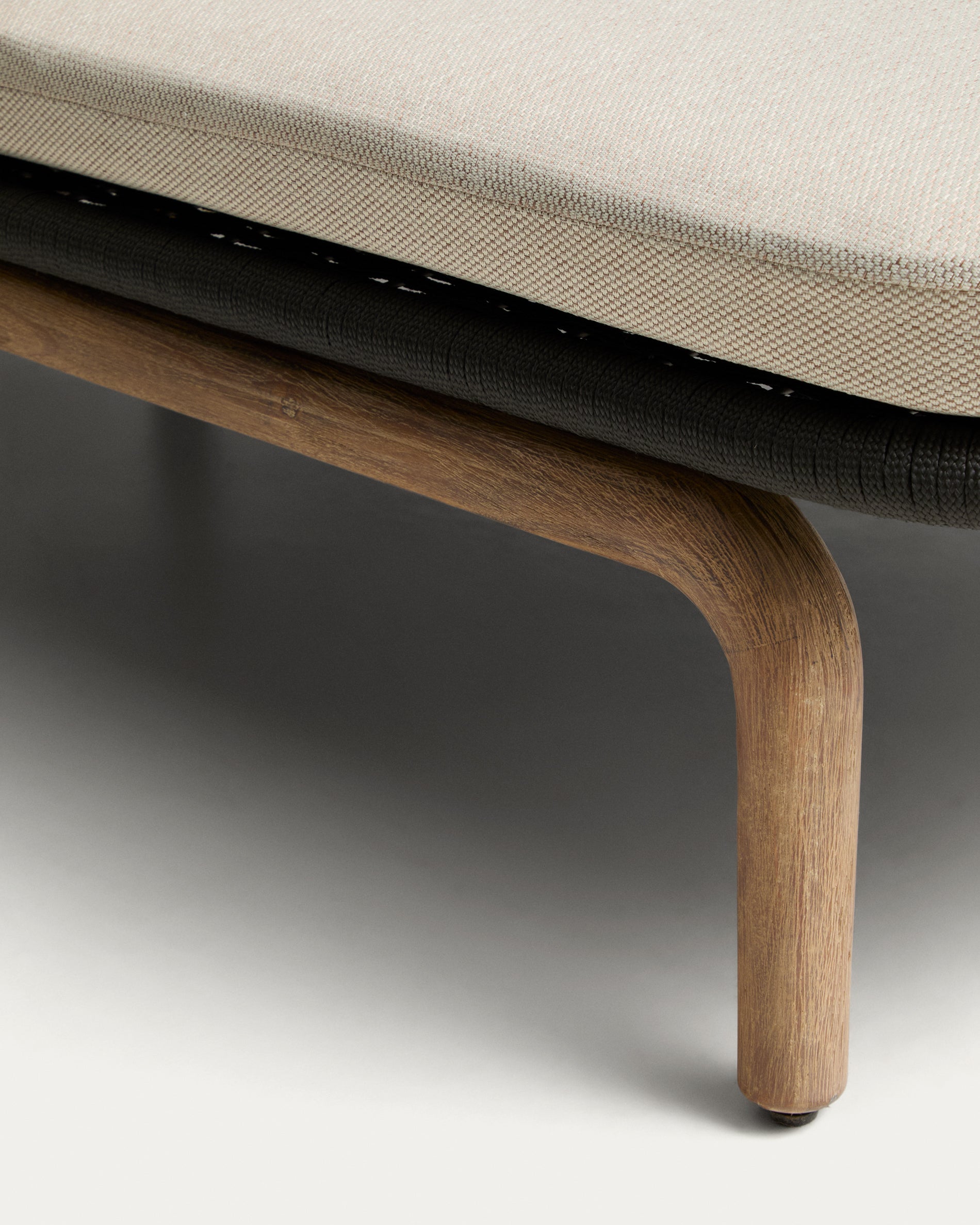 Sonnenliege Alipa aus massivem Akazienholz und dunkelgrauem Seil, FSC 100 % in Graphit präsentiert im Onlineshop von KAQTU Design AG. Liegestuhl ist von Kave Home