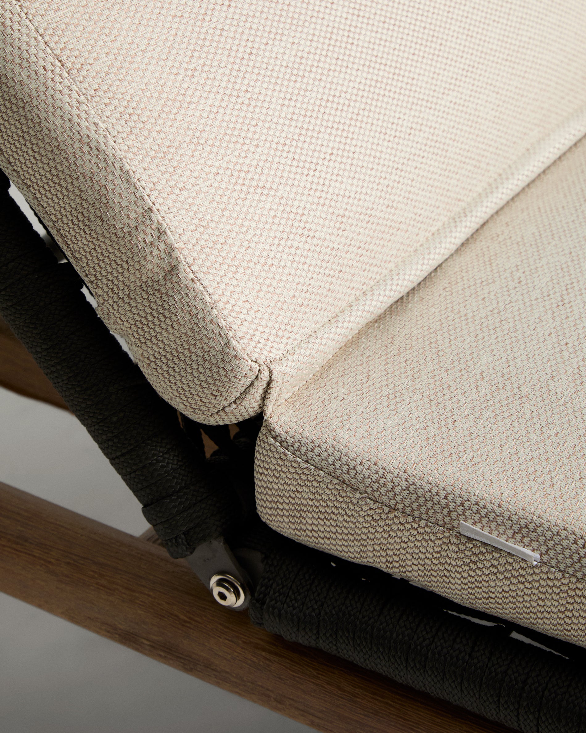 Sonnenliege Alipa aus massivem Akazienholz und dunkelgrauem Seil, FSC 100 % in Graphit präsentiert im Onlineshop von KAQTU Design AG. Liegestuhl ist von Kave Home