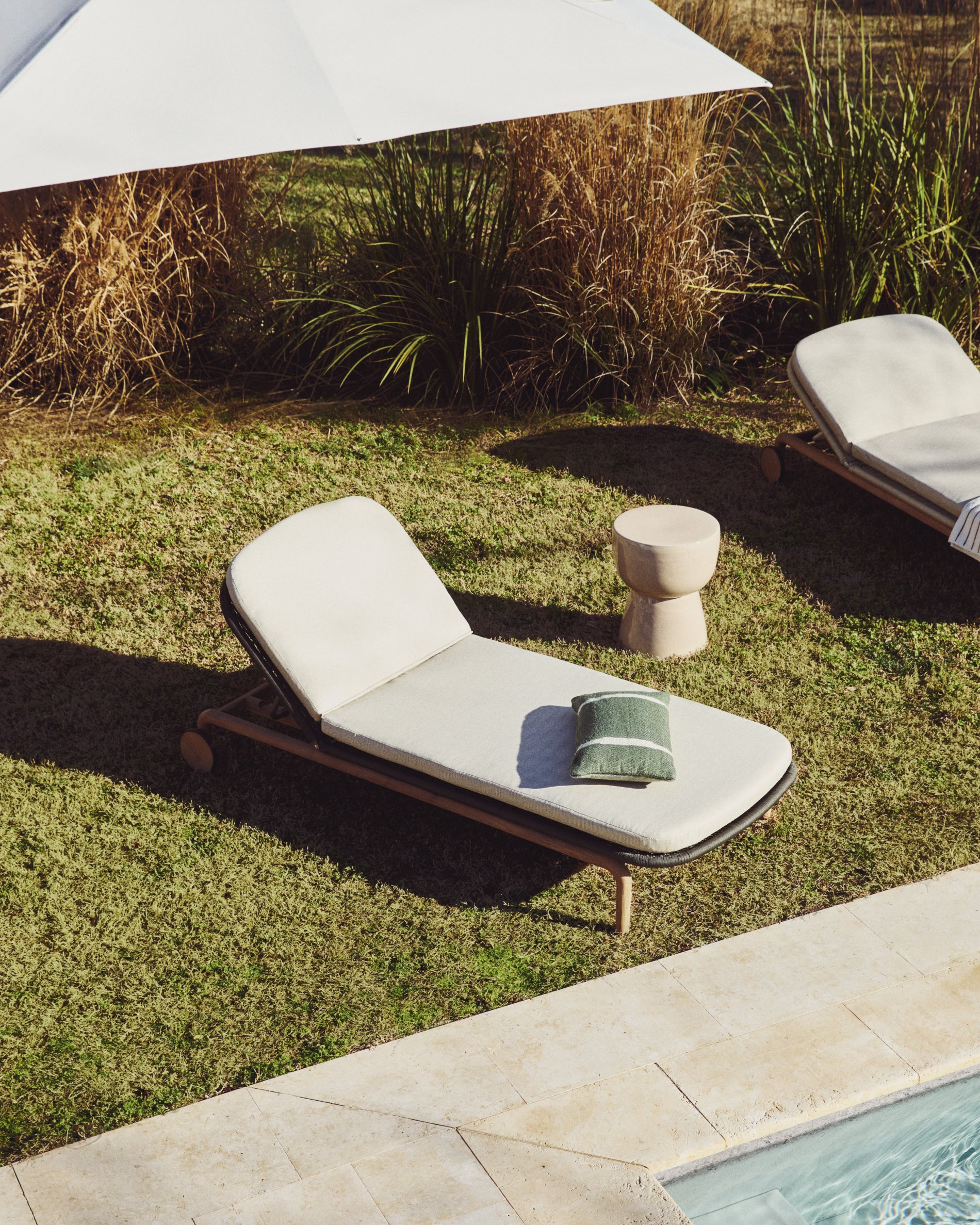 Sonnenliege Alipa aus massivem Akazienholz und dunkelgrauem Seil, FSC 100 % in Graphit präsentiert im Onlineshop von KAQTU Design AG. Liegestuhl ist von Kave Home