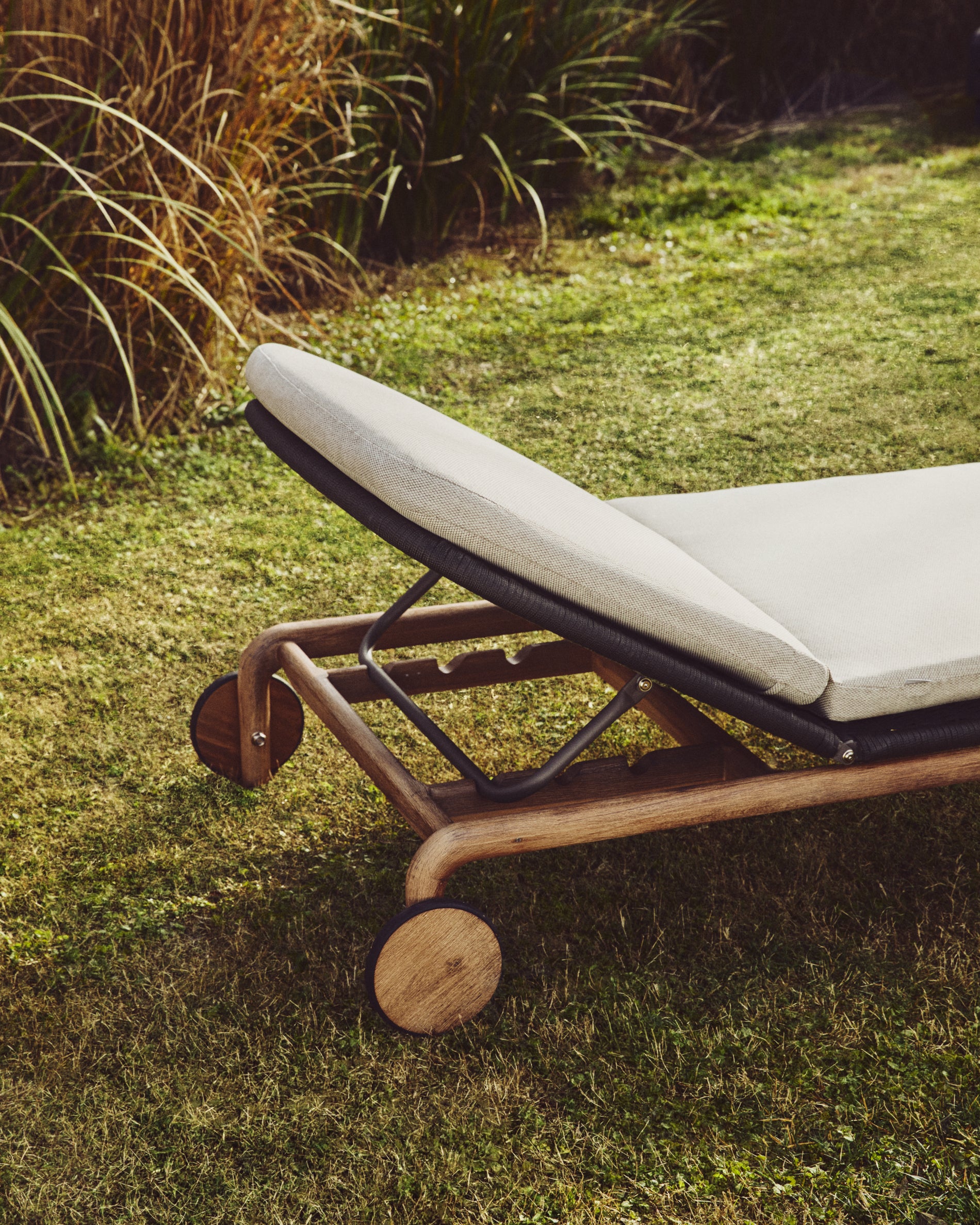 Sonnenliege Alipa aus massivem Akazienholz und dunkelgrauem Seil, FSC 100 % in Graphit präsentiert im Onlineshop von KAQTU Design AG. Liegestuhl ist von Kave Home