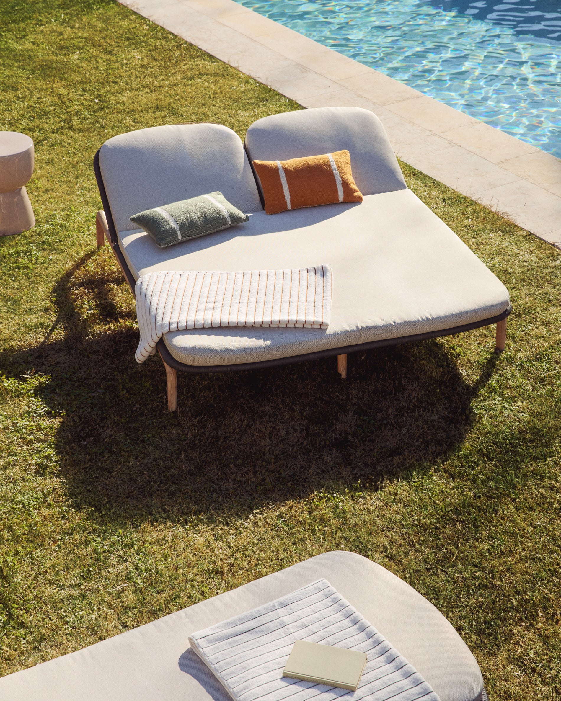 2er-Sonnenliege Alipa aus massivem Akazienholz und dunkelgrauem Seil, FSC 100 % in Graphit präsentiert im Onlineshop von KAQTU Design AG. Liegestuhl ist von Kave Home