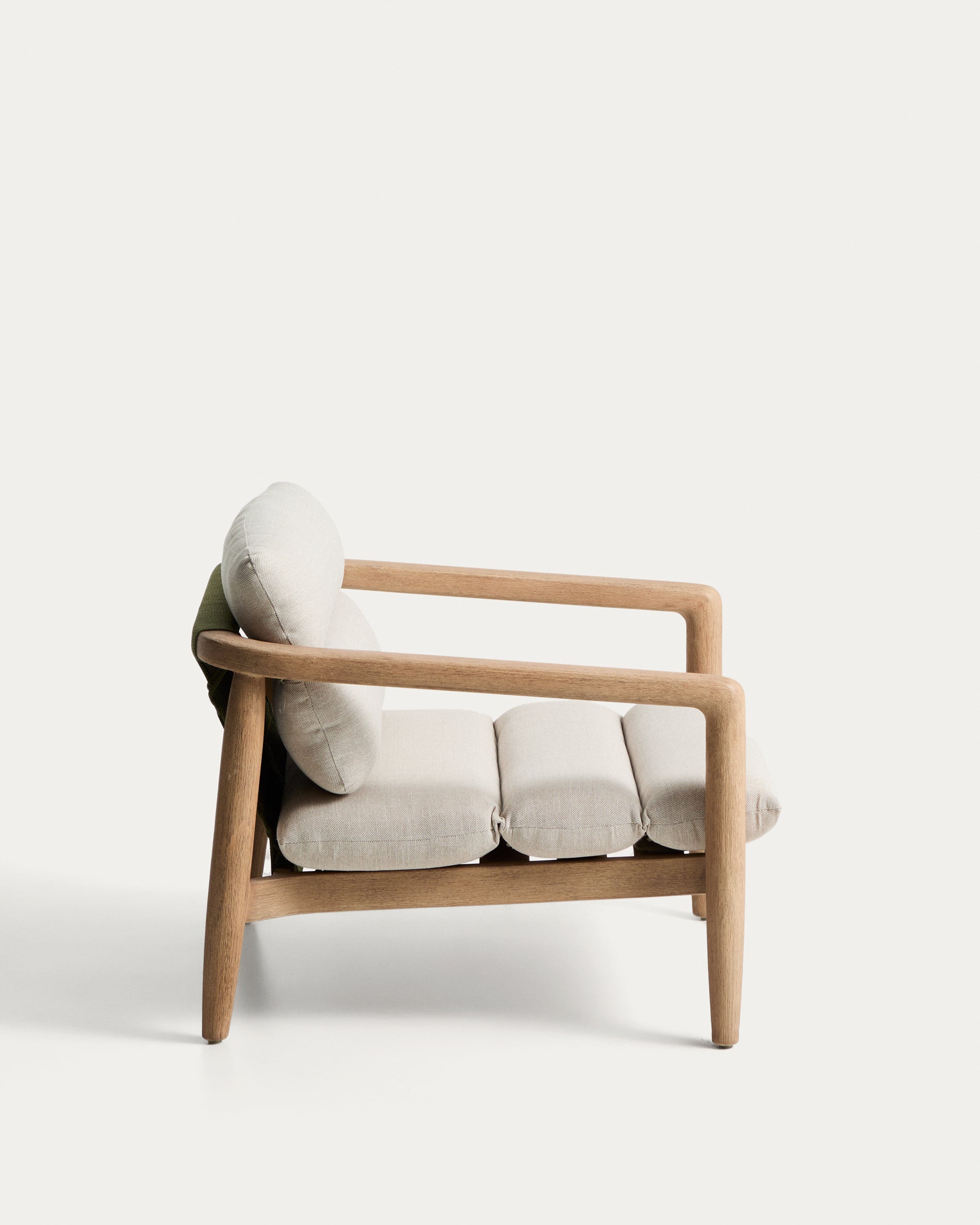 Sessel Menfi aus massivem Akazienholz und grünem Seil in Dunkelgrün präsentiert im Onlineshop von KAQTU Design AG. Outdoor-Sessel ist von Kave Home