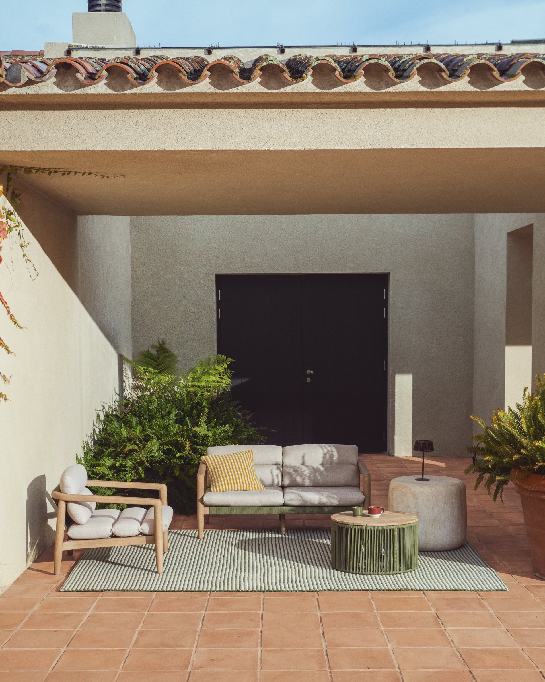 Sessel Menfi aus massivem Akazienholz und grünem Seil in Dunkelgrün präsentiert im Onlineshop von KAQTU Design AG. Outdoor-Sessel ist von Kave Home