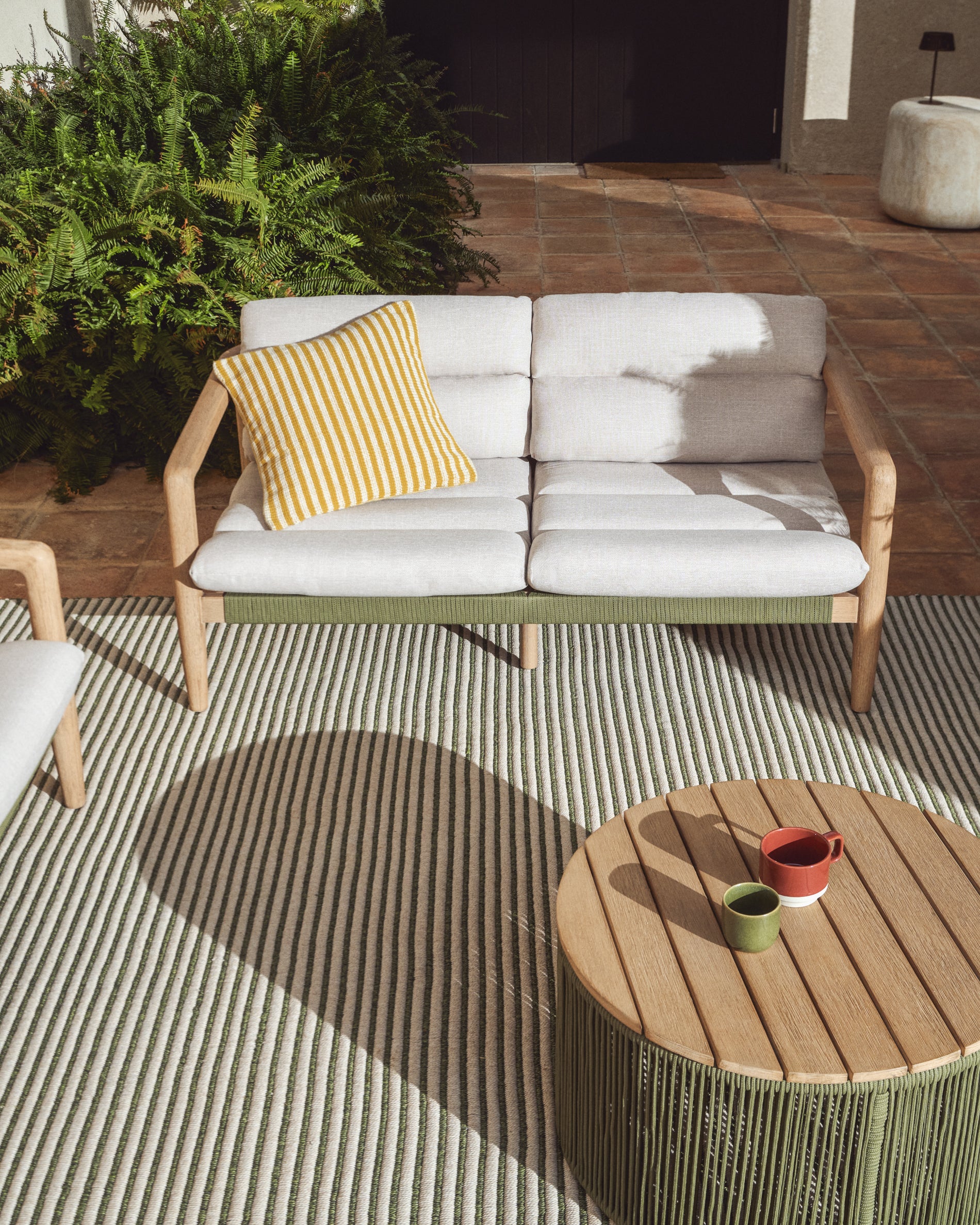 Sofa Menfi aus massivem Akazienholz und grünem Seil, 136 cm in Dunkelgrün präsentiert im Onlineshop von KAQTU Design AG. Loungesofa ist von Kave Home