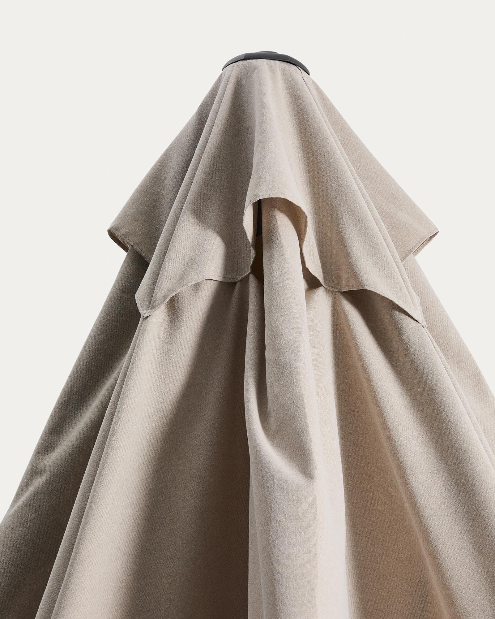 Eleganter Sonnenschirm Noli in sanftem Beige, ausgestattet mit einem stabilen graphitgrauen Aluminiumgestell, ideal für entspannte Stunden im Freien.