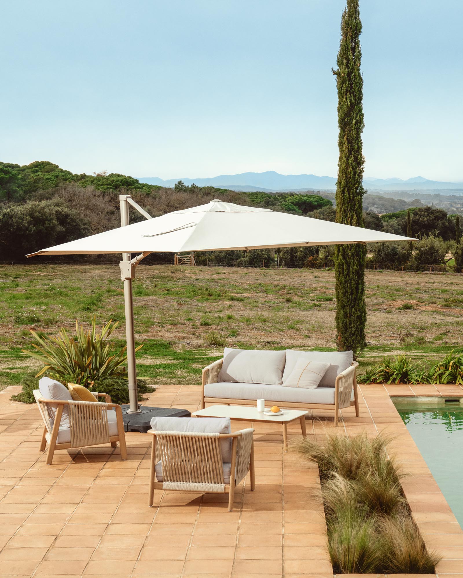 Beiger Sonnenschirm Noli mit grünem Aluminiumgestell, ideal für Garten und Terrasse, bietet großzügigen Schatten und stilvolles Design.