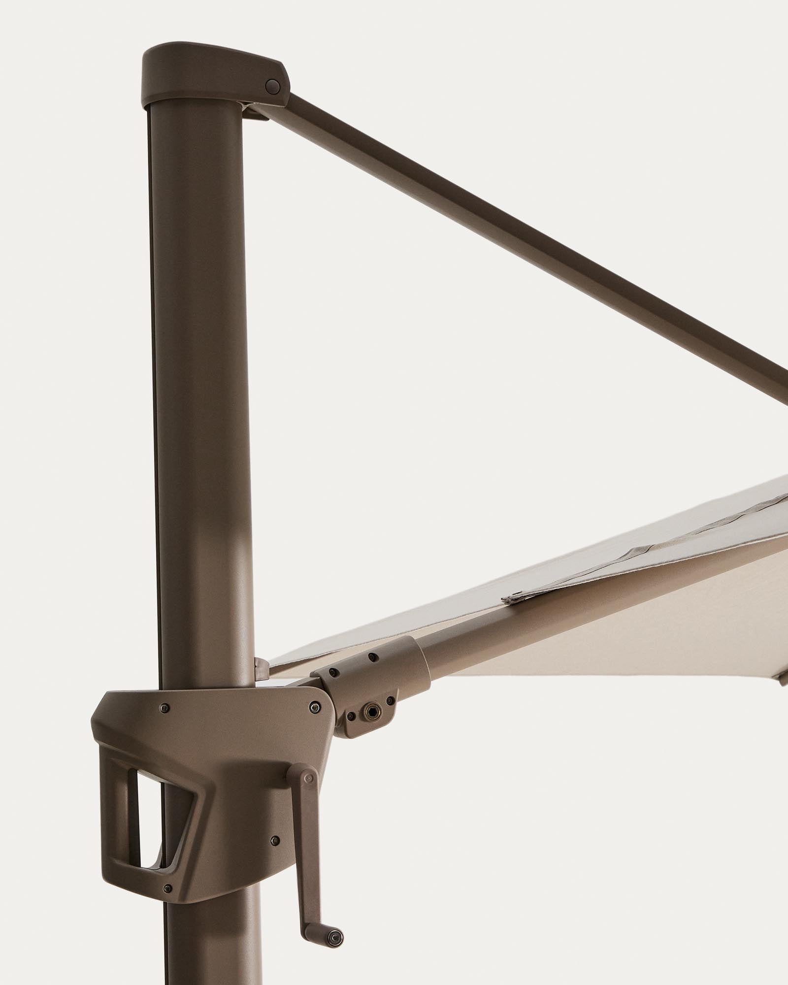 Stilvoller exzentrischer Sonnenschirm Noli in hellem Beige, ausgestattet mit einem stabilen taupefarbenen Aluminiumgestell, perfekt für entspannte Stunden im Freien.