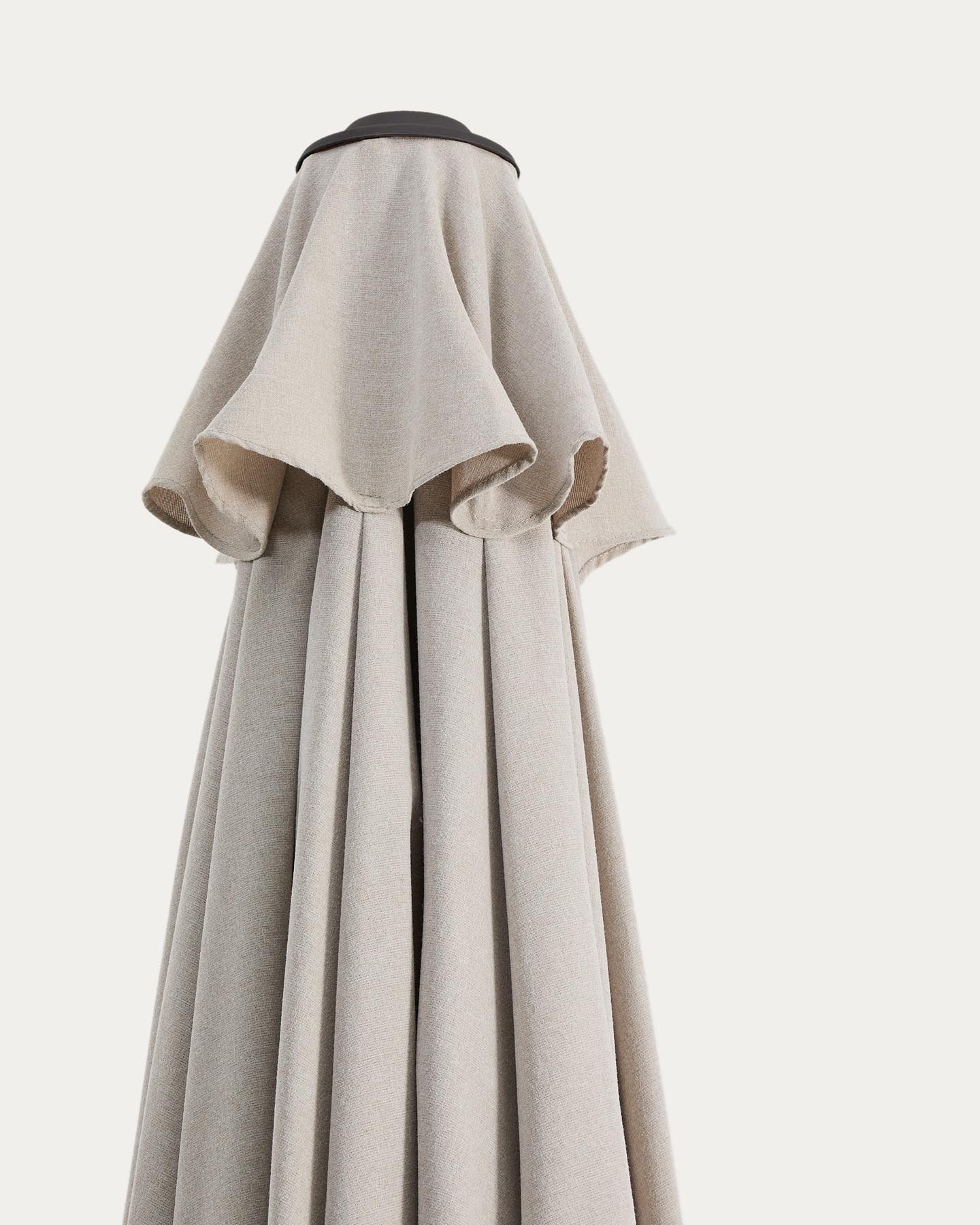Sonnenschirm Milna in Beige mit Mittelstange und graphitfarbenem Gestell aus Stahl Ø 300 cm in Beige präsentiert im Onlineshop von KAQTU Design AG. Sonnenschirm ist von Kave Home