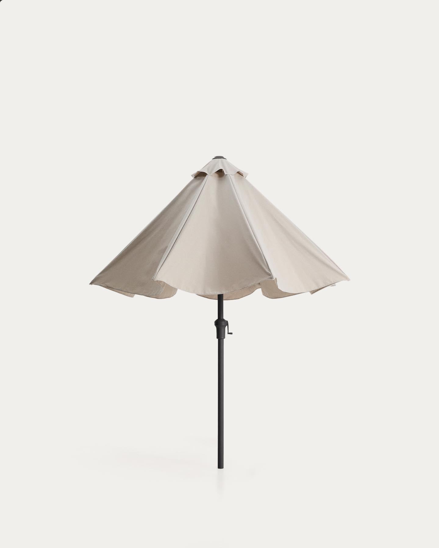 Sonnenschirm Milna in Beige mit Mittelstange und graphitfarbenem Gestell aus Stahl Ø 300 cm in Beige präsentiert im Onlineshop von KAQTU Design AG. Sonnenschirm ist von Kave Home