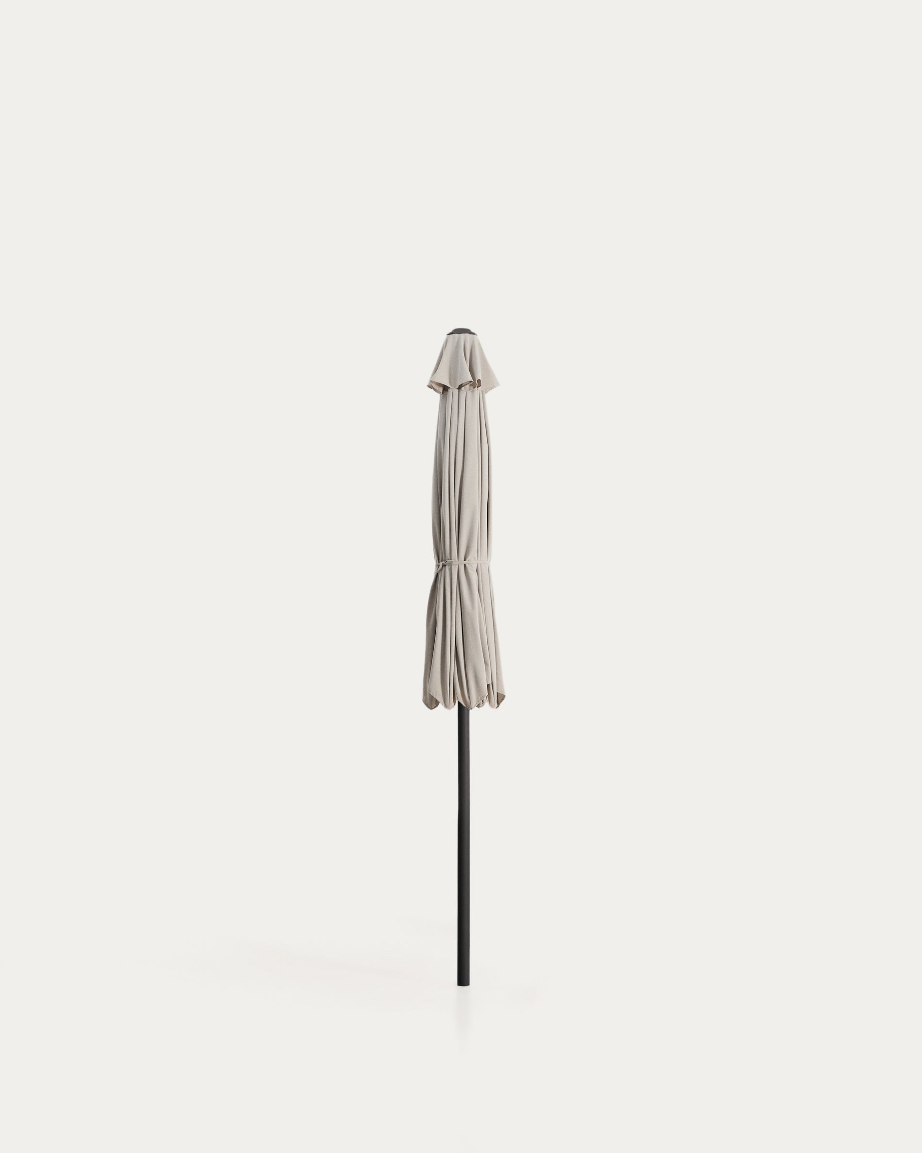 Sonnenschirm Milna in Beige mit Mittelstange und graphitfarbenem Gestell aus Stahl Ø 300 cm in Beige präsentiert im Onlineshop von KAQTU Design AG. Sonnenschirm ist von Kave Home