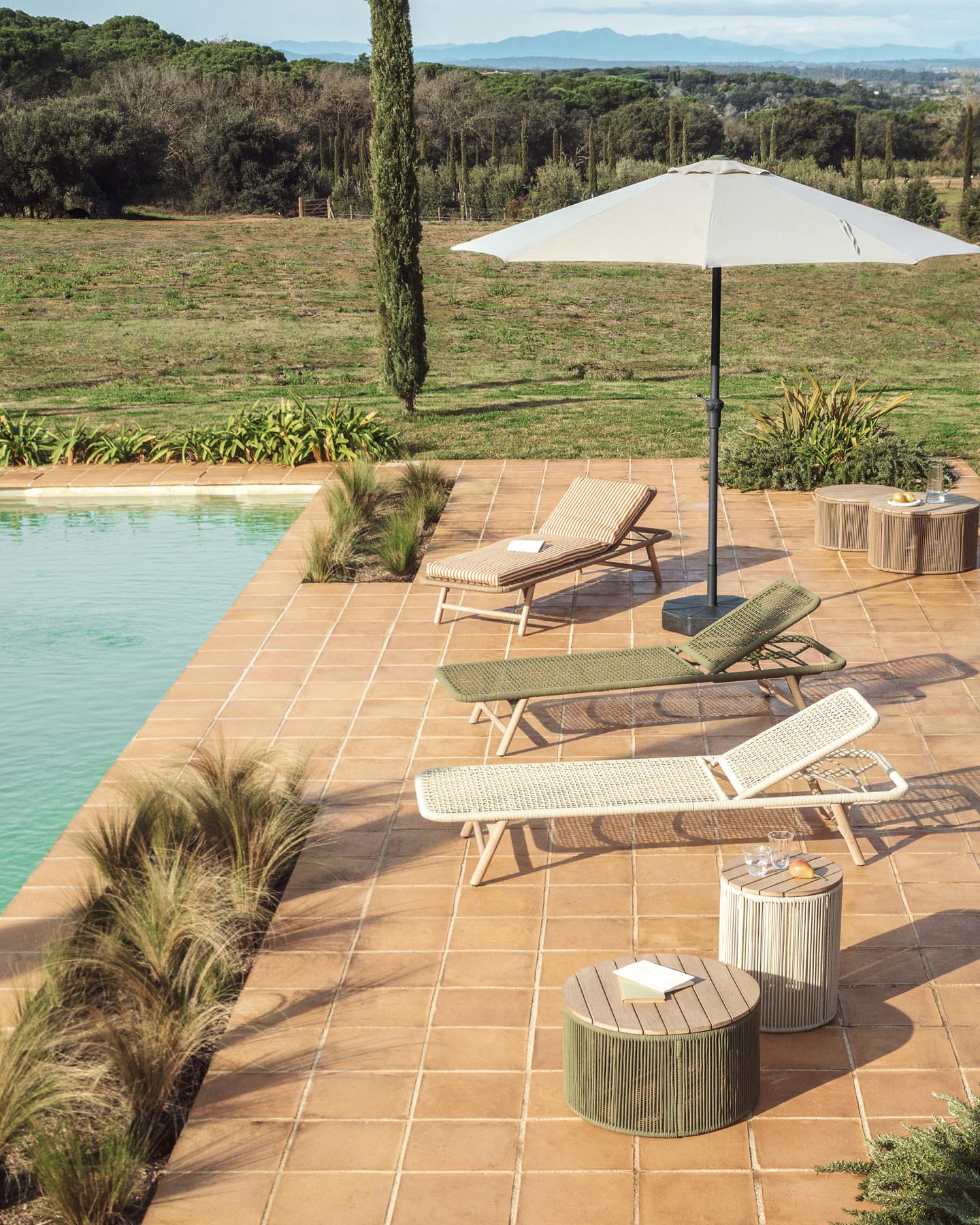 Sonnenschirm Milna in Beige mit Mittelstange und graphitfarbenem Gestell aus Stahl Ø 300 cm in Beige präsentiert im Onlineshop von KAQTU Design AG. Sonnenschirm ist von Kave Home