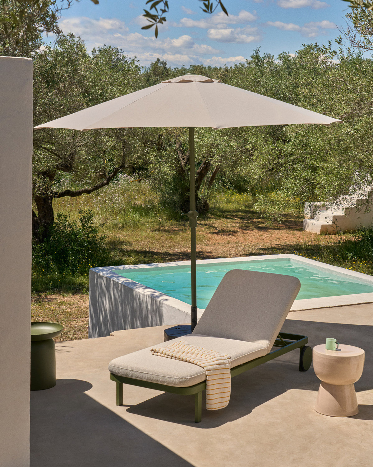 Sonnenschirm Milna in Beige mit Mittelstange und grünem Gestell aus Stahl Ø 300 cm in Beige, Ecru, Grün präsentiert im Onlineshop von KAQTU Design AG. Sonnenschirm ist von Kave Home