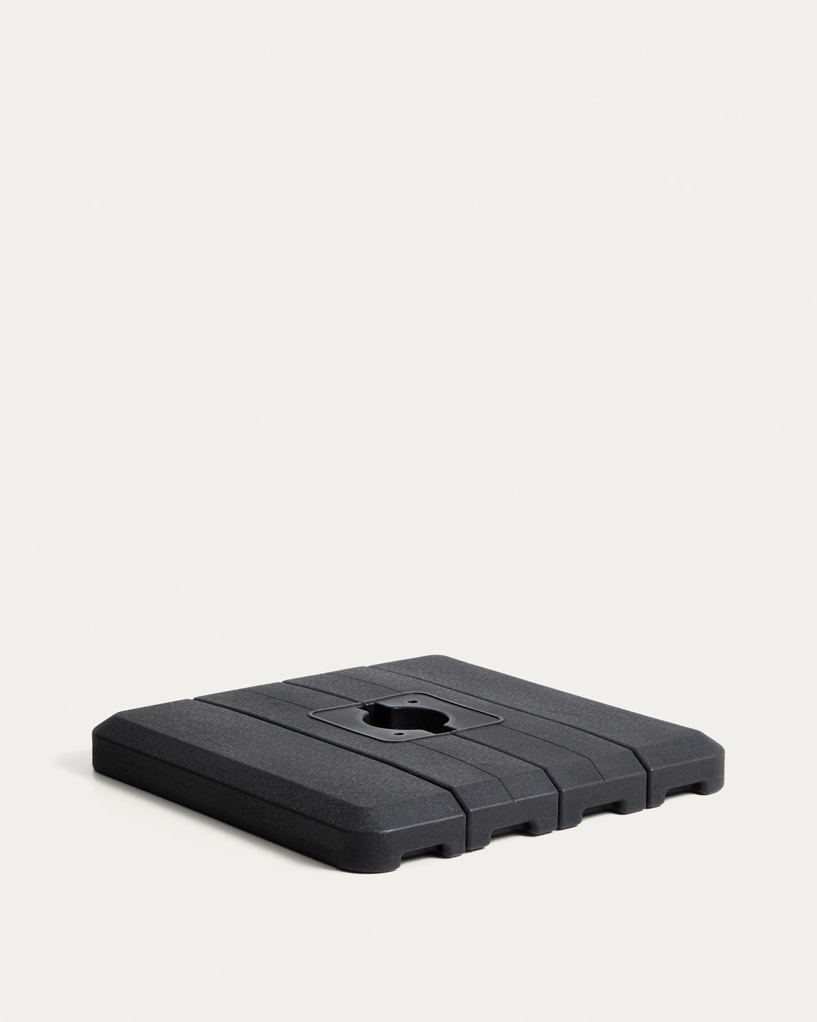 Sonnenschirmständer für Ampelschirm Alfaz aus schwarzem Kunststoff 98 x 98 cm in Schwarz präsentiert im Onlineshop von KAQTU Design AG. Sonnenschirm Sockel ist von Kave Home