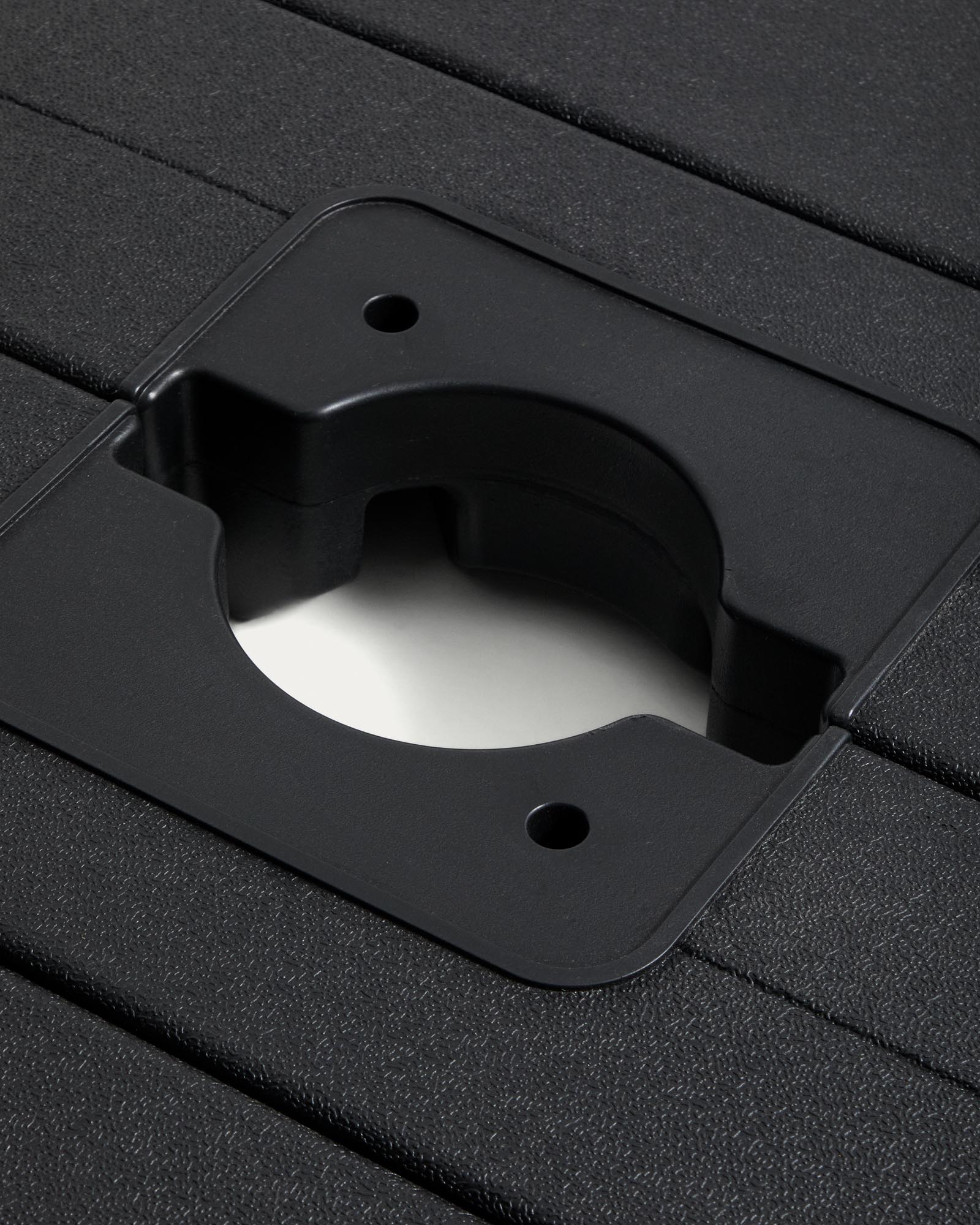 Sonnenschirmständer für Ampelschirm Alfaz aus schwarzem Kunststoff 98 x 98 cm in Schwarz präsentiert im Onlineshop von KAQTU Design AG. Sonnenschirm Sockel ist von Kave Home