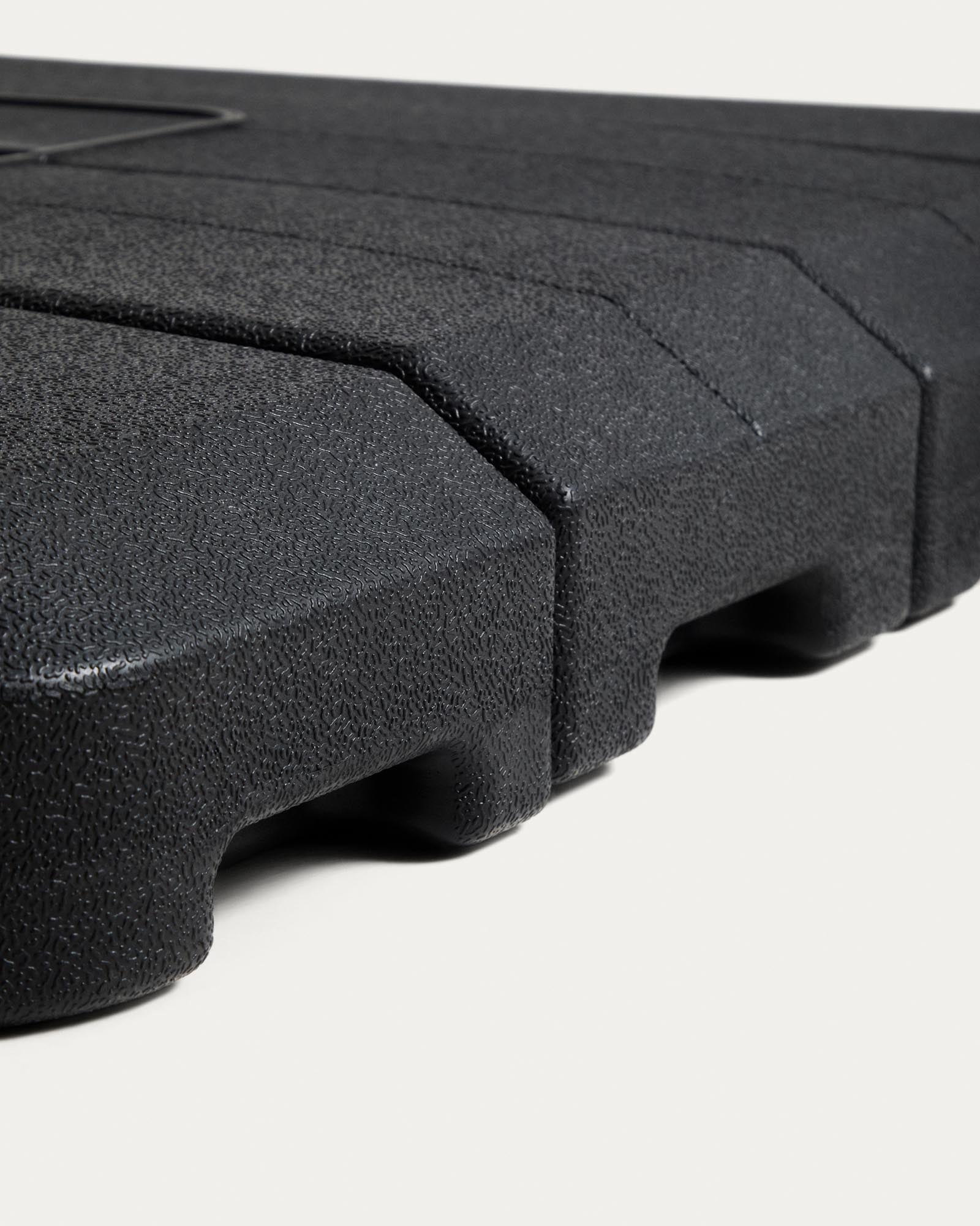 Sonnenschirmständer für Ampelschirm Alfaz aus schwarzem Kunststoff 98 x 98 cm in Schwarz präsentiert im Onlineshop von KAQTU Design AG. Sonnenschirm Sockel ist von Kave Home