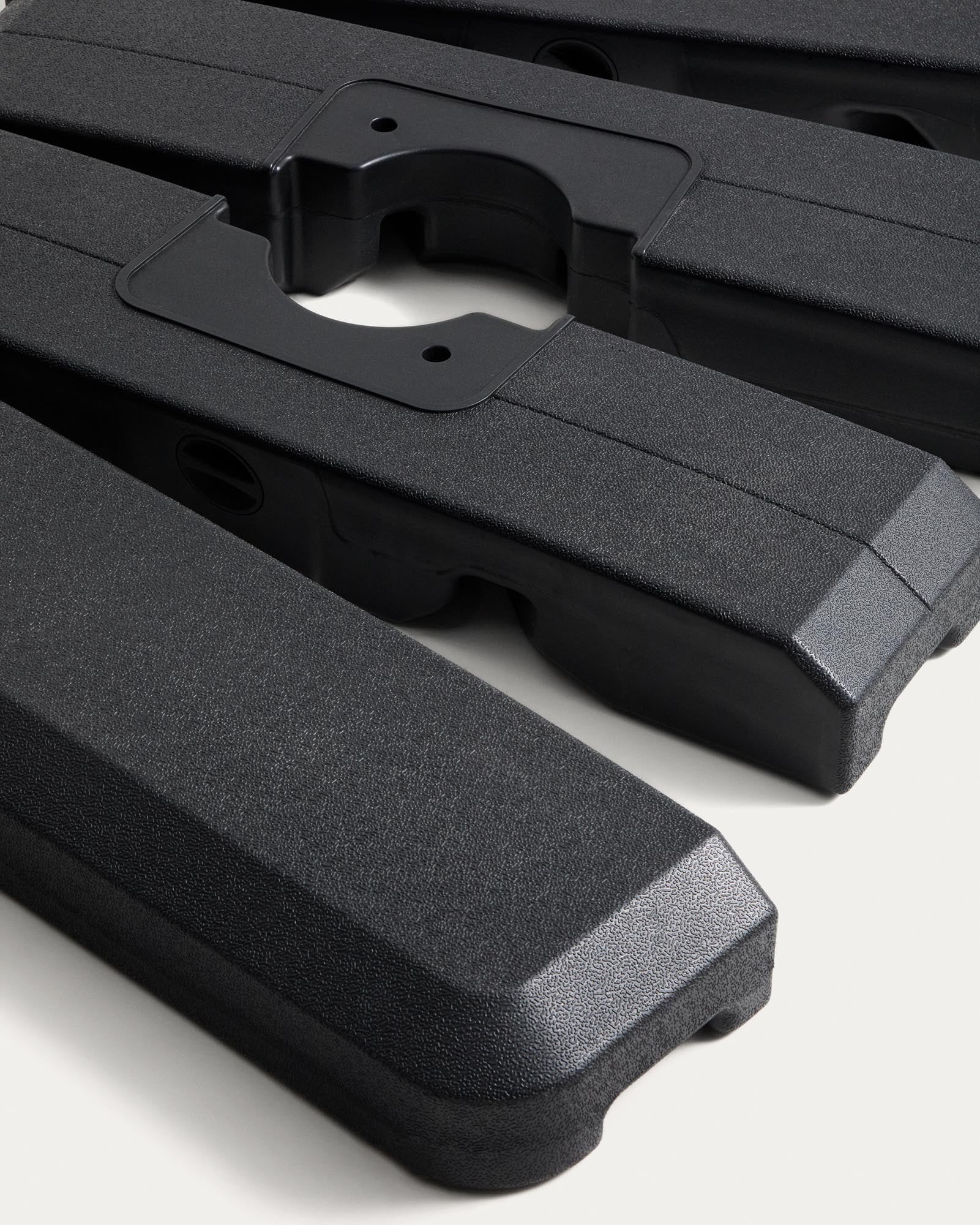 Sonnenschirmständer für Ampelschirm Alfaz aus schwarzem Kunststoff 98 x 98 cm in Schwarz präsentiert im Onlineshop von KAQTU Design AG. Sonnenschirm Sockel ist von Kave Home