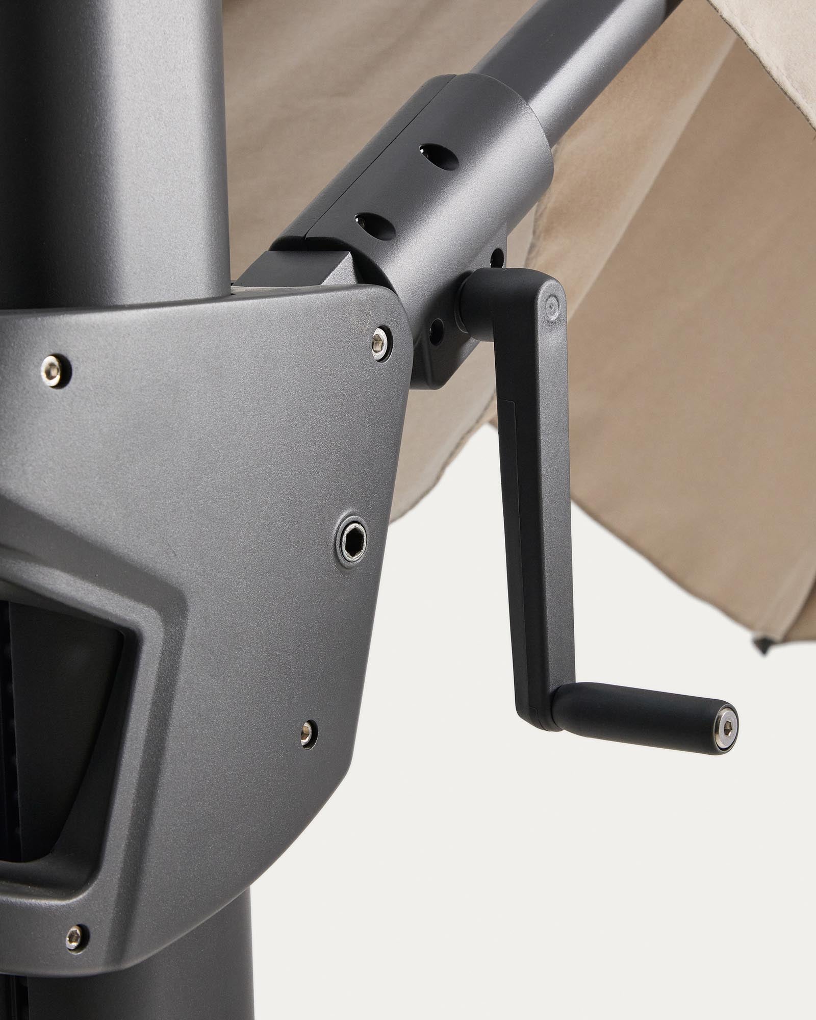 Exzentrischer Sonnenschirm Noli in Beige mit graphitgrauem Aluminiumgestell, 300 x 300 cm in Beige präsentiert im Onlineshop von KAQTU Design AG. Sonnenschirm ist von Kave Home