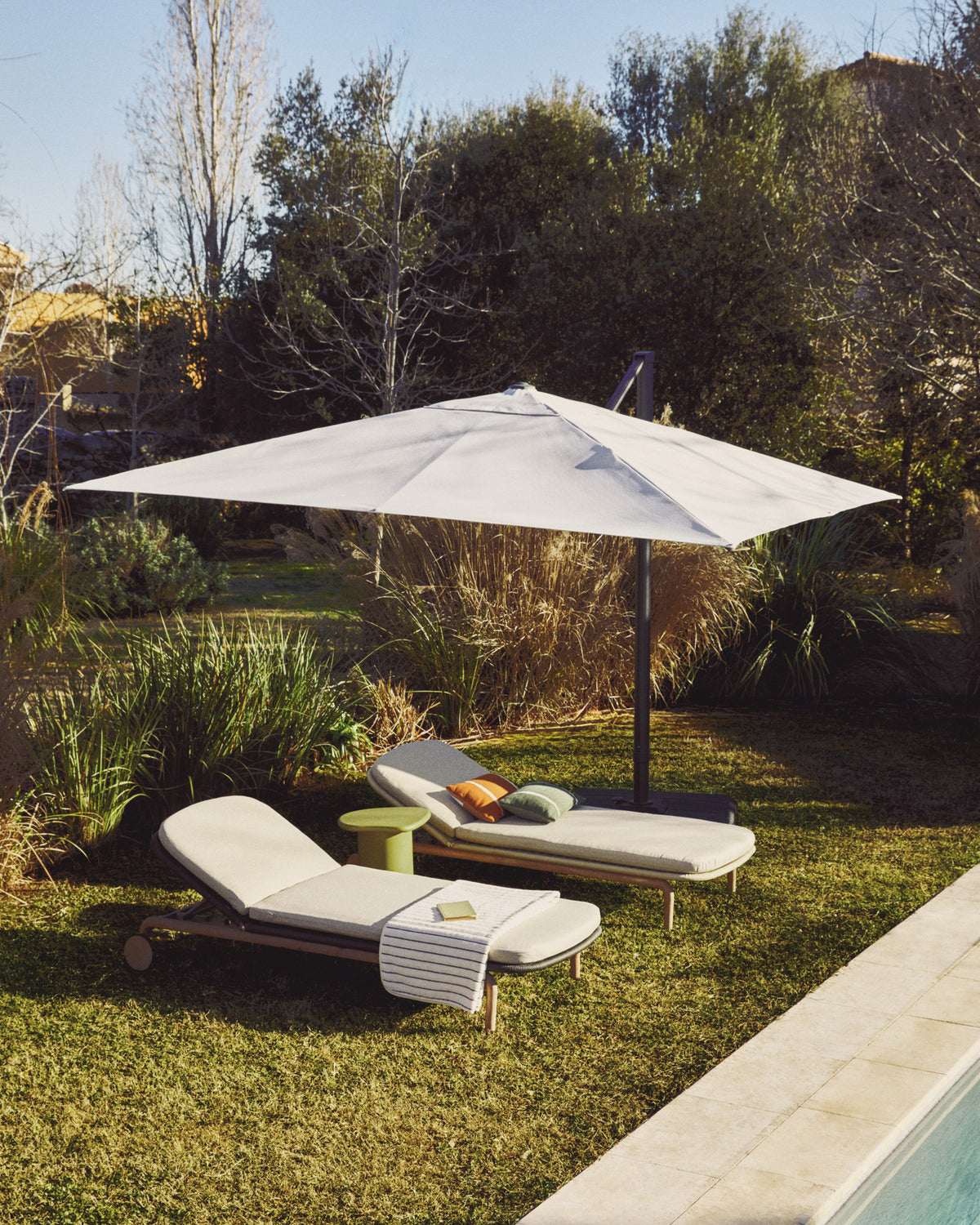Exzentrischer Sonnenschirm Noli in Beige mit graphitgrauem Aluminiumgestell, 300 x 300 cm in Beige, Ecru, Graphit präsentiert im Onlineshop von KAQTU Design AG. Sonnenschirm ist von Kave Home