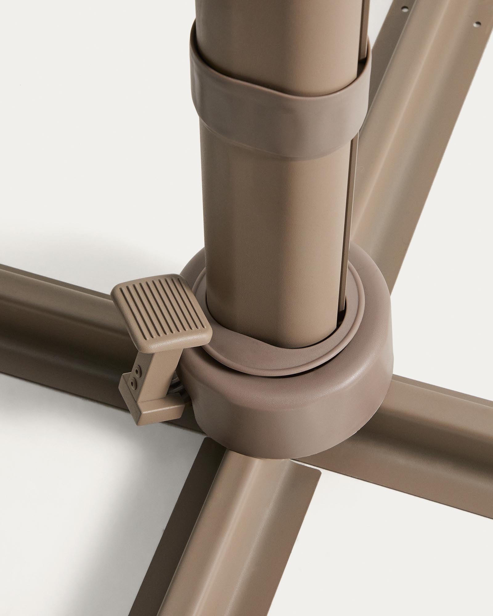 Moderner exzentrischer Sonnenschirm Noli in hellem Beige, ausgestattet mit einem stabilen taupefarbenen Aluminiumgestell, perfekt für schattige Plätze.