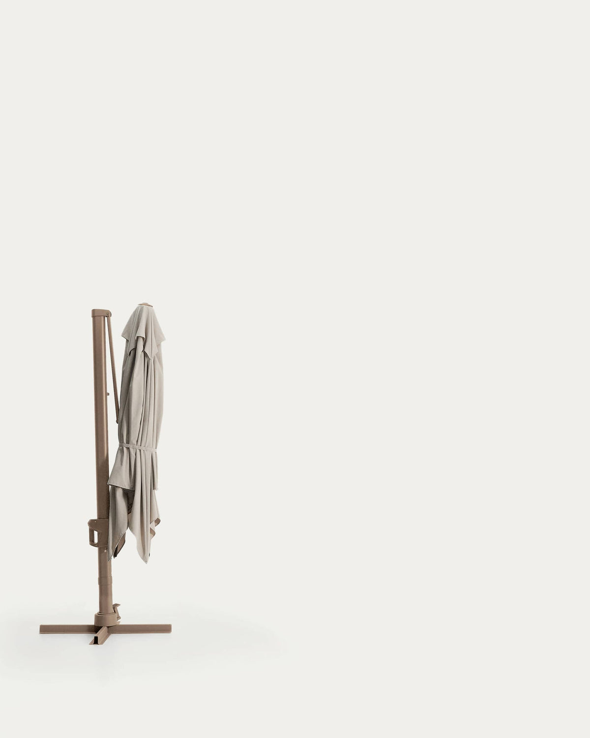 Exzentrischer Sonnenschirm Noli in Beige mit taupefarbenem Aluminiumgestell, 300 x 300 cm in Beige, Ecru, Taupe präsentiert im Onlineshop von KAQTU Design AG. Sonnenschirm ist von Kave Home