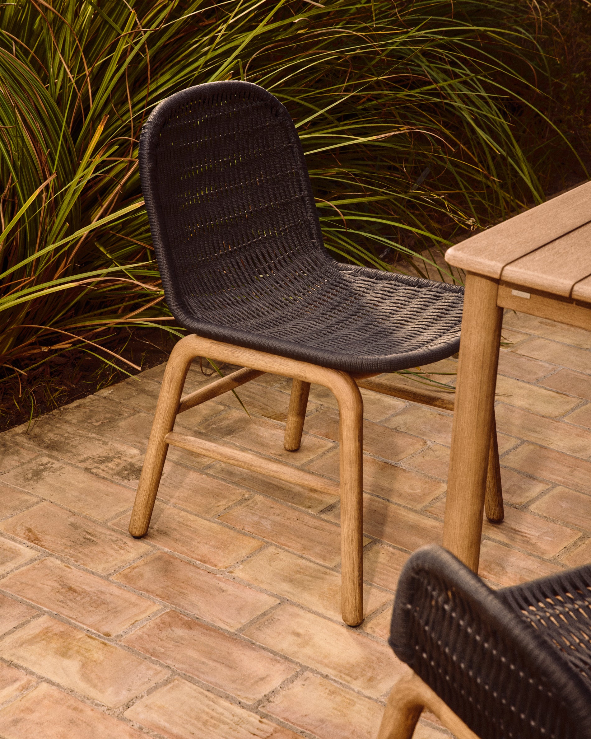 Stuhl Alipa aus massivem Akazienholz und dunkelgrauem Seil, FSC 100 % in Graphit präsentiert im Onlineshop von KAQTU Design AG. Gartenstuhl ist von Kave Home