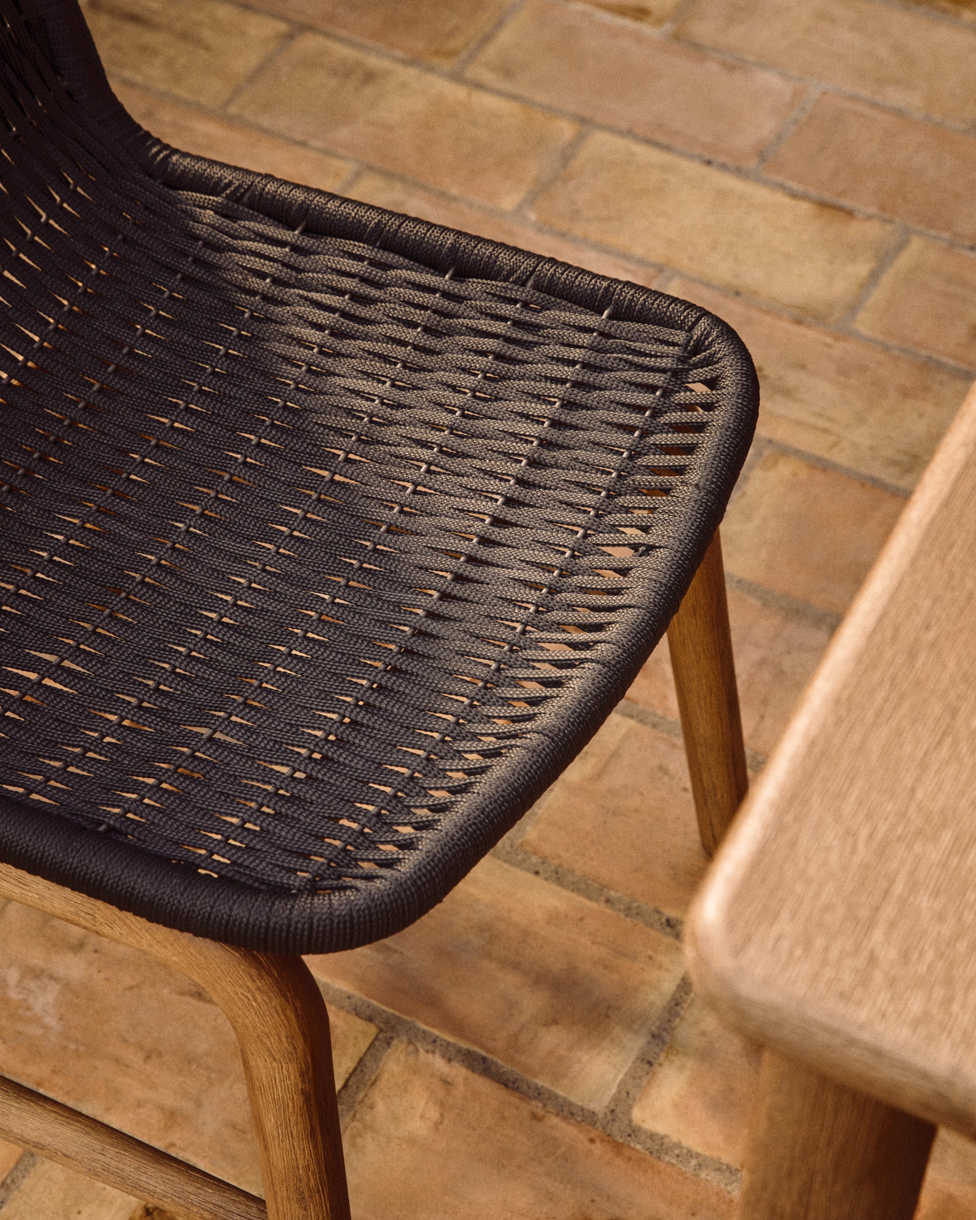 Stuhl Alipa aus massivem Akazienholz und dunkelgrauem Seil, FSC 100 % in Graphit präsentiert im Onlineshop von KAQTU Design AG. Gartenstuhl ist von Kave Home