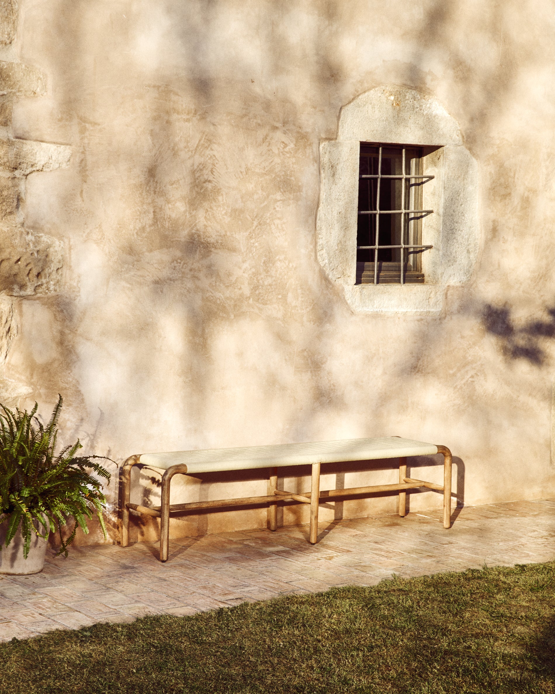 Bank Alipa aus massivem Akazienholz und ecrufarbenem Seil, 200 cm, FSC 100 % in Ecru präsentiert im Onlineshop von KAQTU Design AG. Gartenbank ist von Kave Home