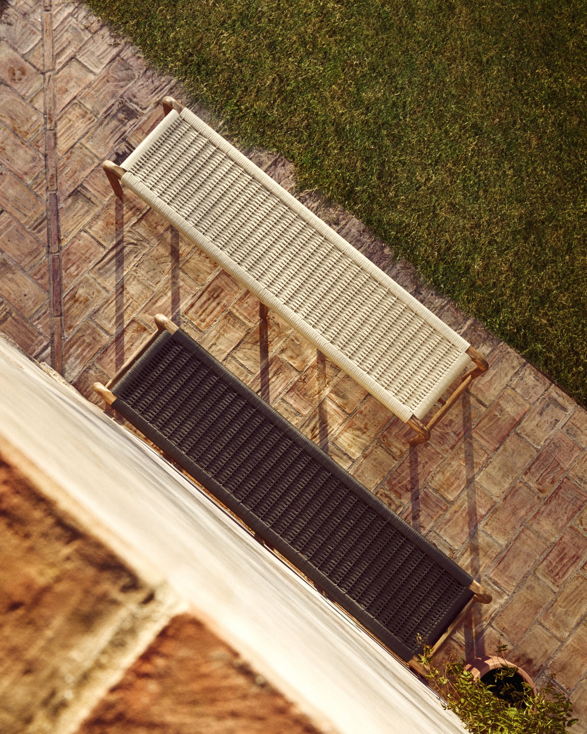 Bank Alipa aus massivem Akazienholz und ecrufarbenem Seil, 200 cm, FSC 100 % in Ecru präsentiert im Onlineshop von KAQTU Design AG. Gartenbank ist von Kave Home