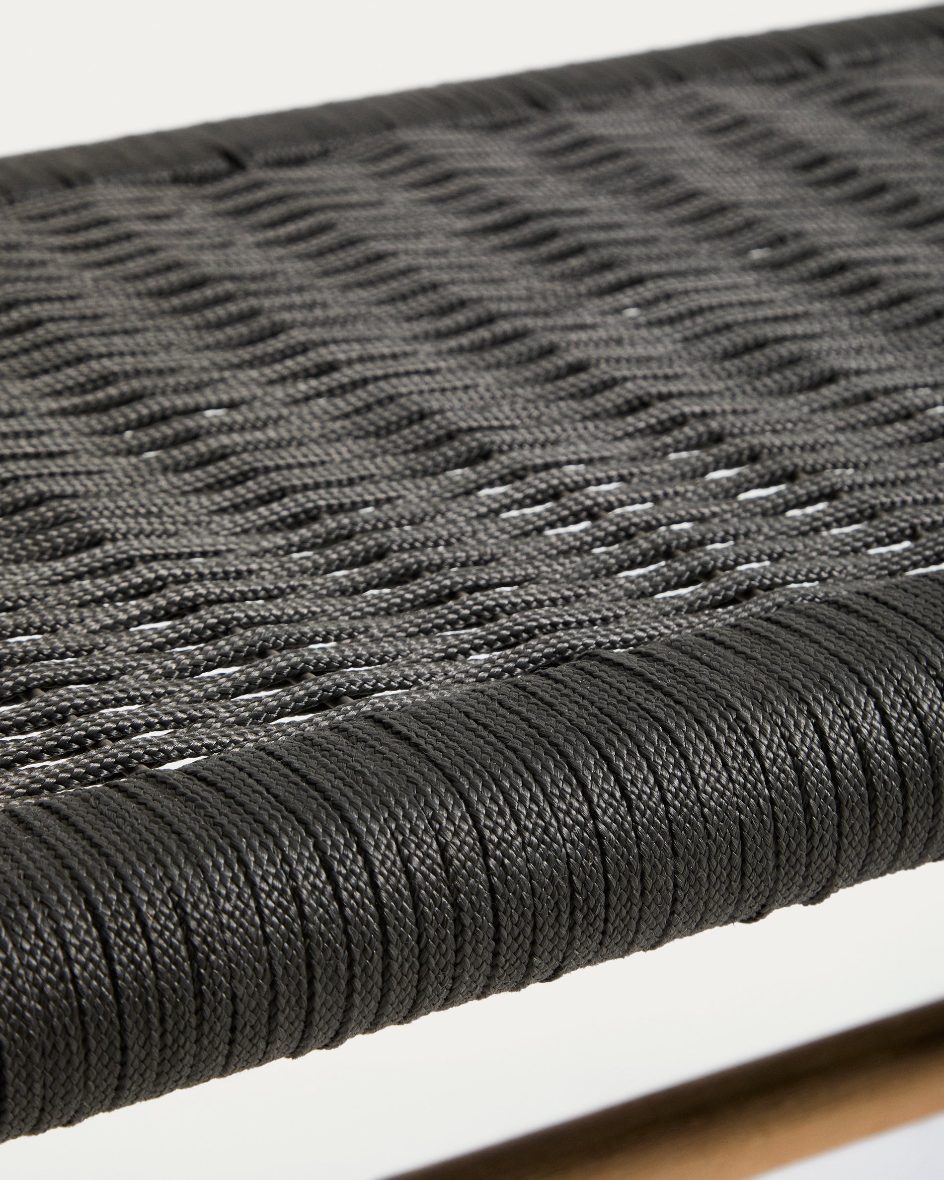 Bank Alipa aus massivem Akazienholz und dunkelgrauem Seil, 200 cm, FSC 100 % in Graphit präsentiert im Onlineshop von KAQTU Design AG. Gartenbank ist von Kave Home