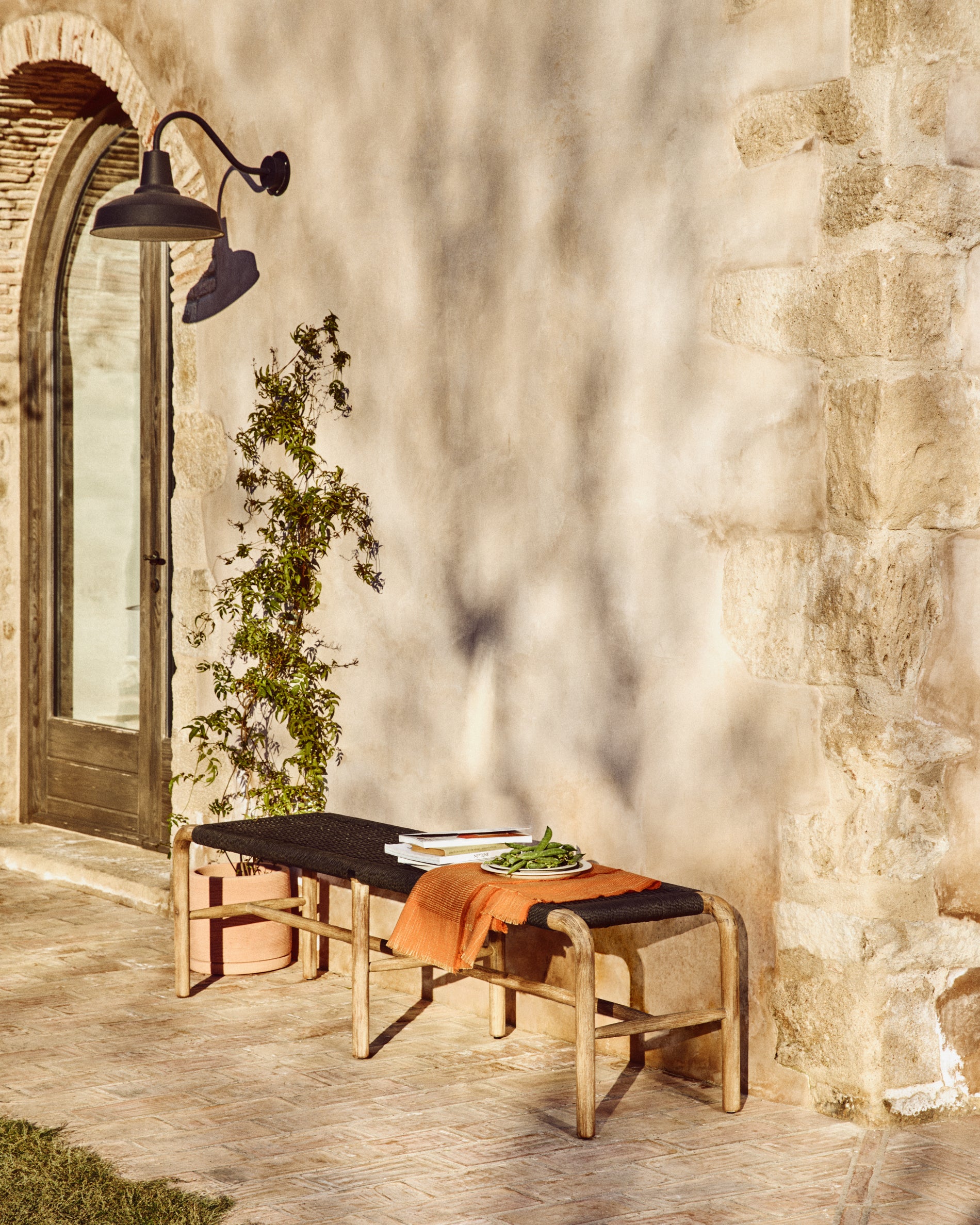 Bank Alipa aus massivem Akazienholz und dunkelgrauem Seil, 200 cm, FSC 100 % in Graphit präsentiert im Onlineshop von KAQTU Design AG. Gartenbank ist von Kave Home