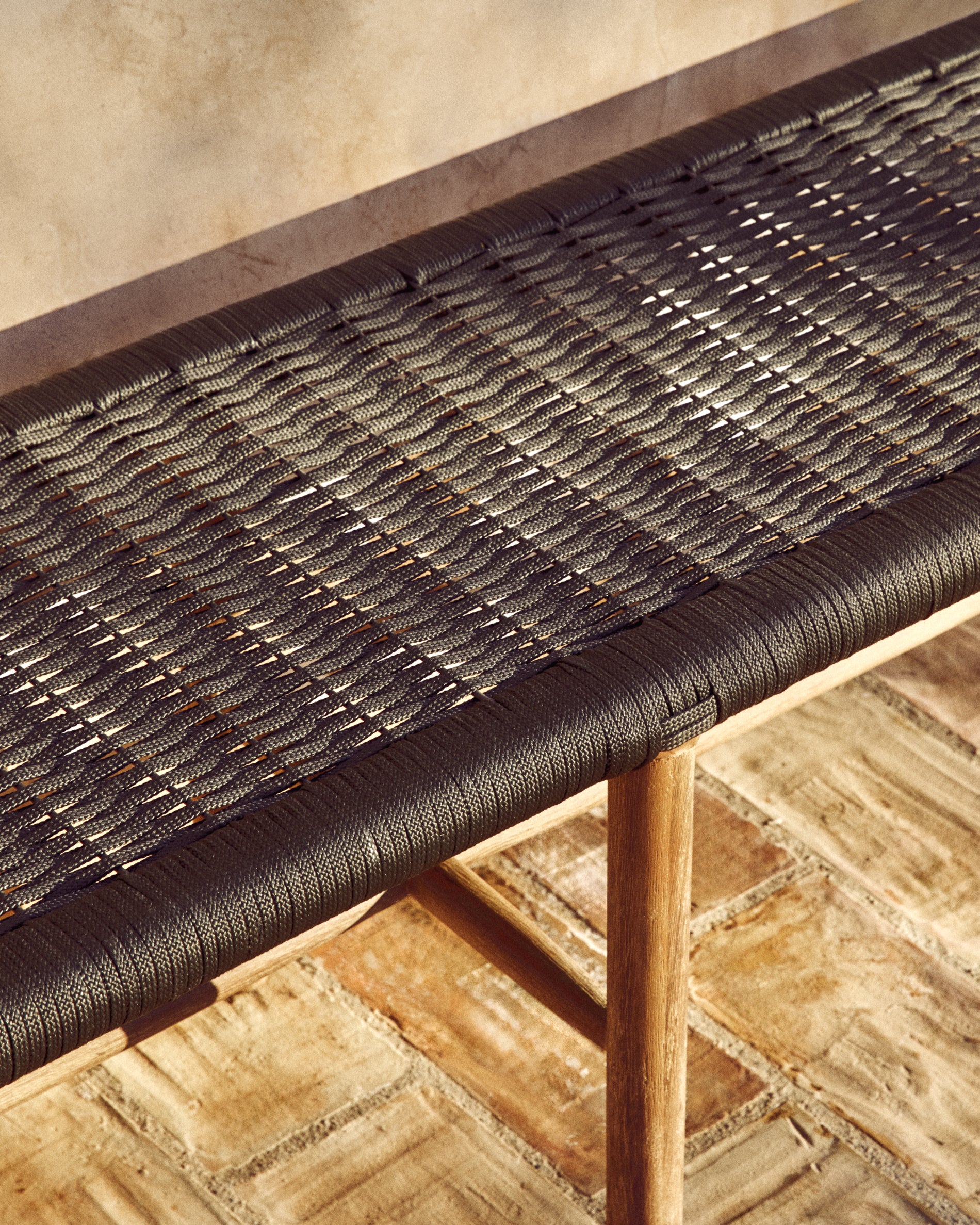 Bank Alipa aus massivem Akazienholz und dunkelgrauem Seil, 200 cm, FSC 100 % in Graphit präsentiert im Onlineshop von KAQTU Design AG. Gartenbank ist von Kave Home