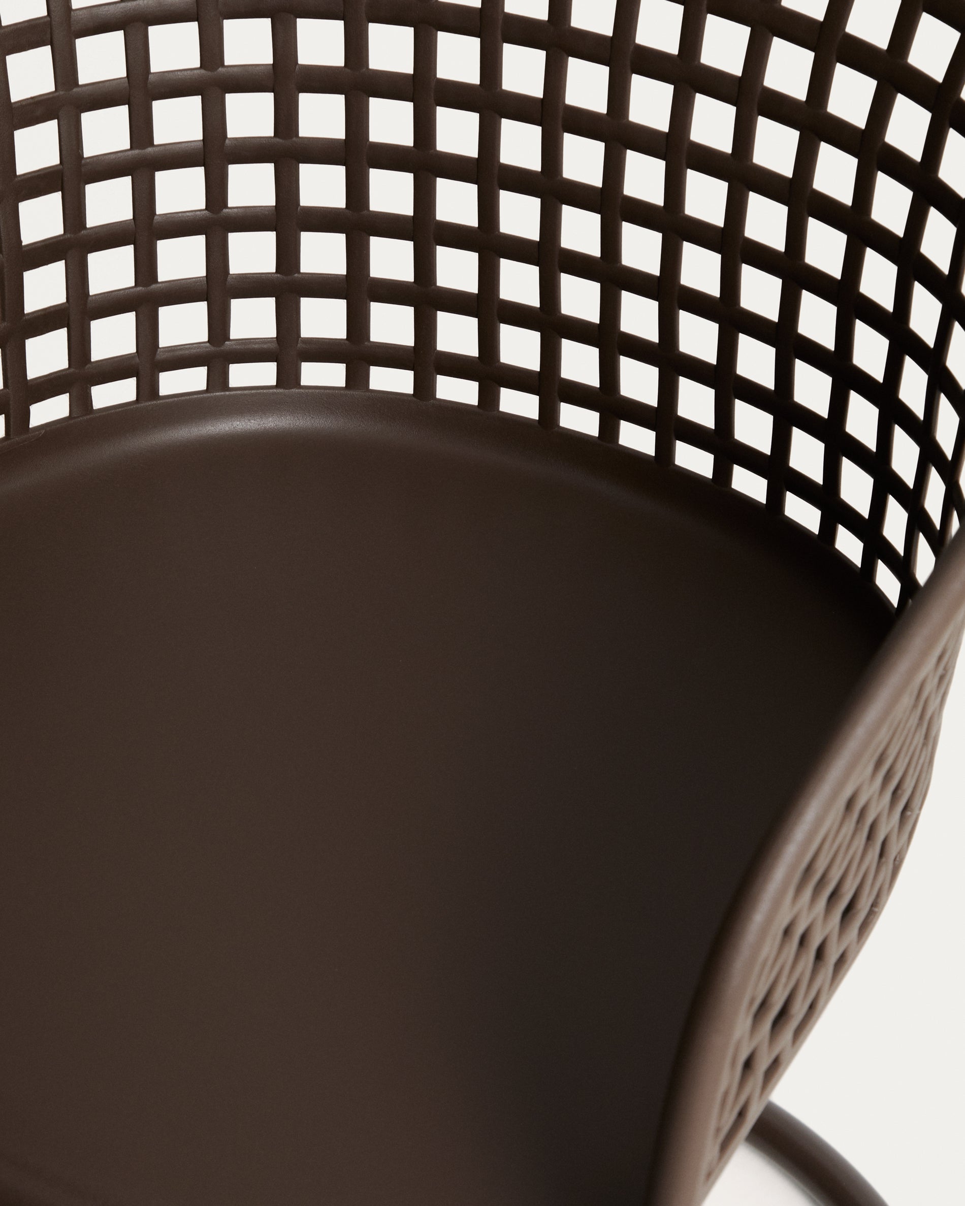 Outdoor-Stuhl Tenaro aus Kunststoff mit braunem Stahlgestell in Braun präsentiert im Onlineshop von KAQTU Design AG. Gartenstuhl ist von Kave Home