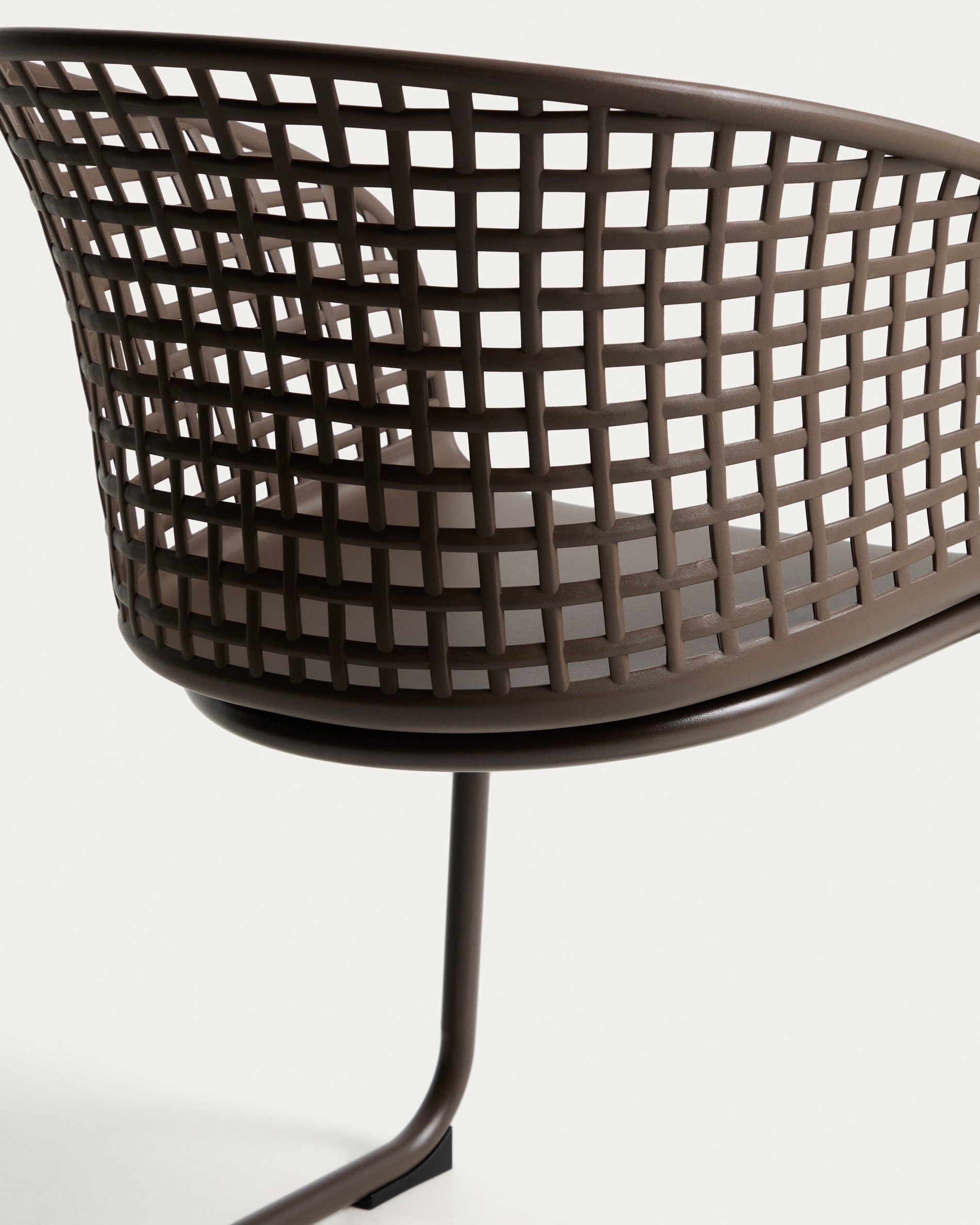 Outdoor-Stuhl Tenaro aus Kunststoff mit braunem Stahlgestell in Braun präsentiert im Onlineshop von KAQTU Design AG. Gartenstuhl ist von Kave Home