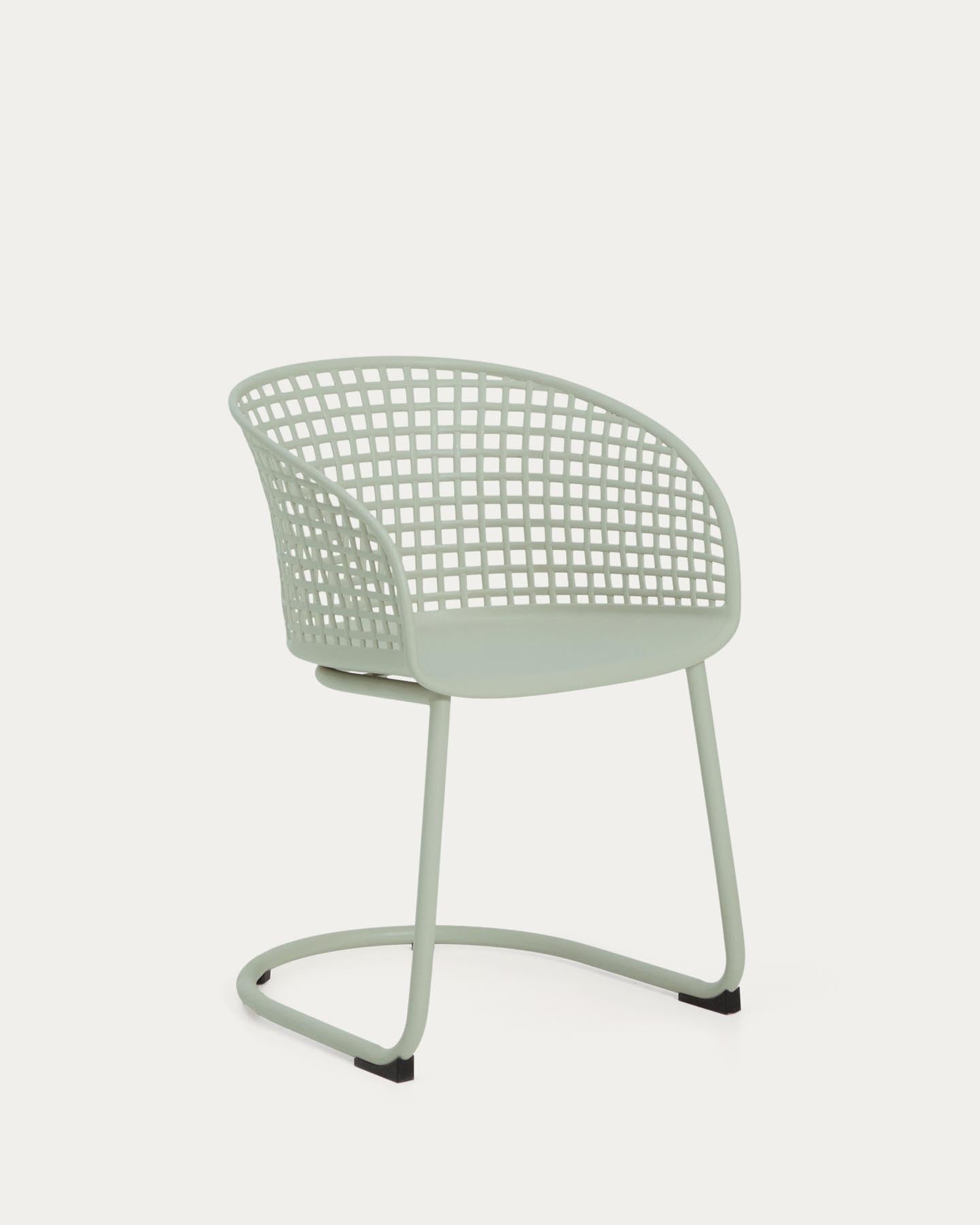 Outdoor-Stuhl Tenaro aus Kunststoff mit grünem Stahlgestell in Hellgrün präsentiert im Onlineshop von KAQTU Design AG. Gartenstuhl ist von Kave Home