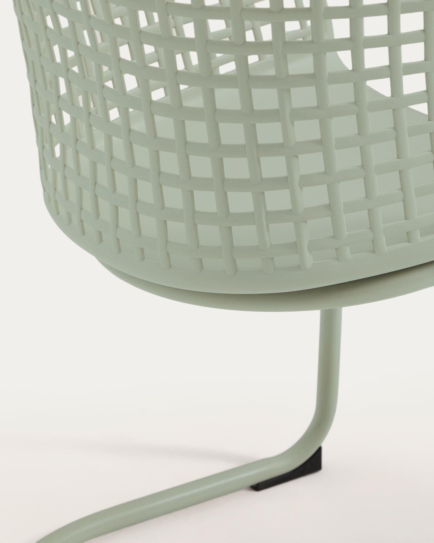 Outdoor-Stuhl Tenaro aus Kunststoff mit grünem Stahlgestell in Hellgrün präsentiert im Onlineshop von KAQTU Design AG. Gartenstuhl ist von Kave Home