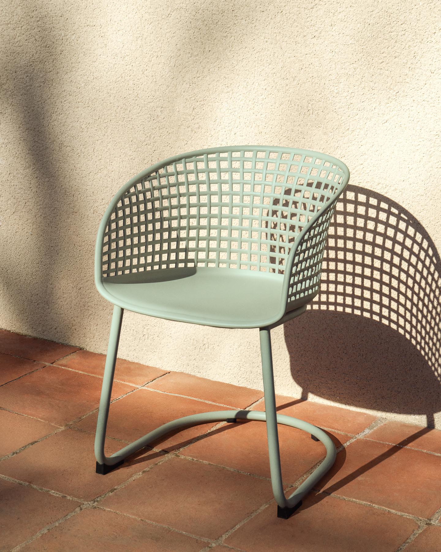 Outdoor-Stuhl Tenaro aus Kunststoff mit grünem Stahlgestell in Hellgrün präsentiert im Onlineshop von KAQTU Design AG. Gartenstuhl ist von Kave Home