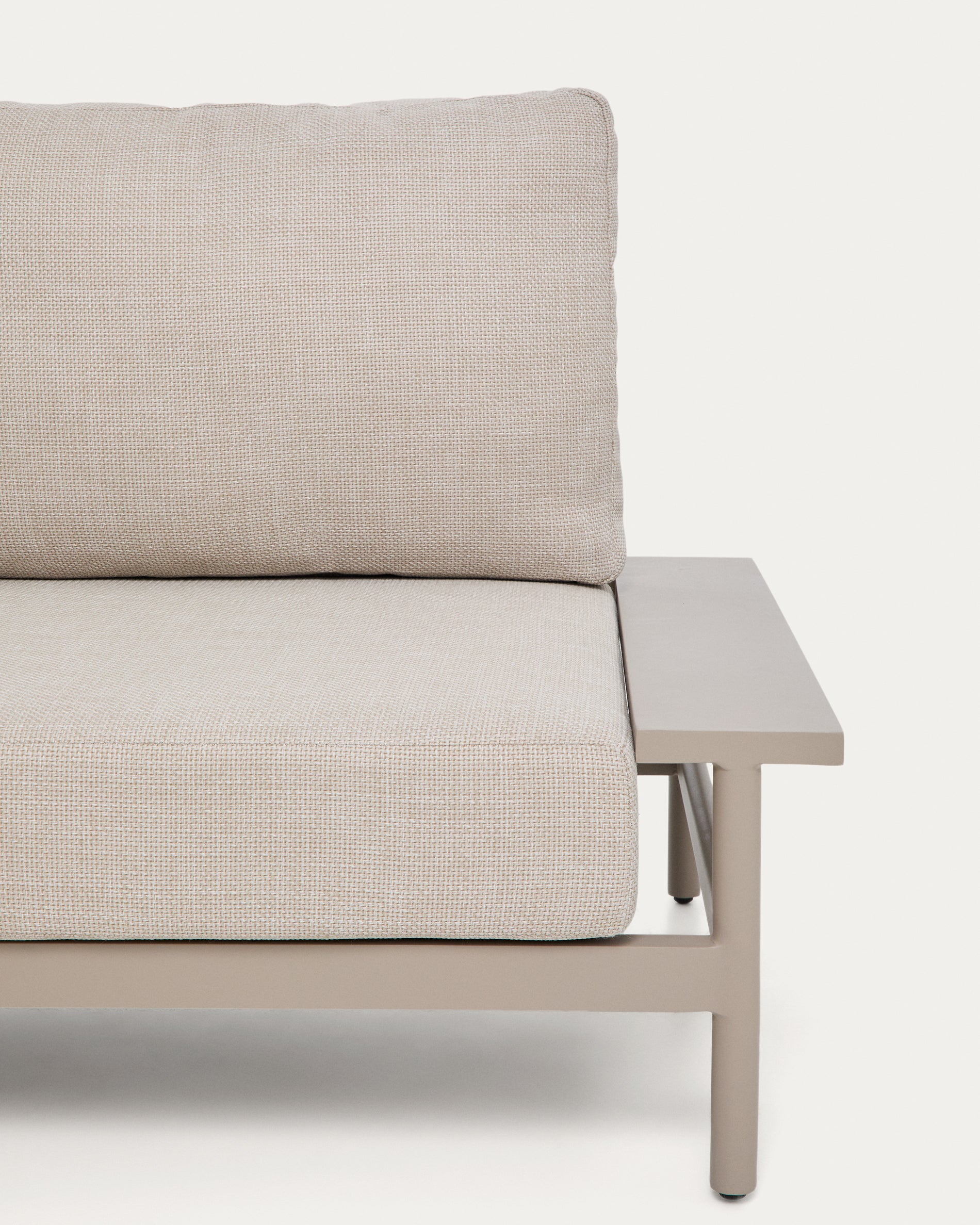 Vathi 3-Sitzer-Sofa aus Aluminium mit linker Chaiselongue in Taupe 250 x 159 cm in Taupe präsentiert im Onlineshop von KAQTU Design AG. Loungesofa ist von Kave Home