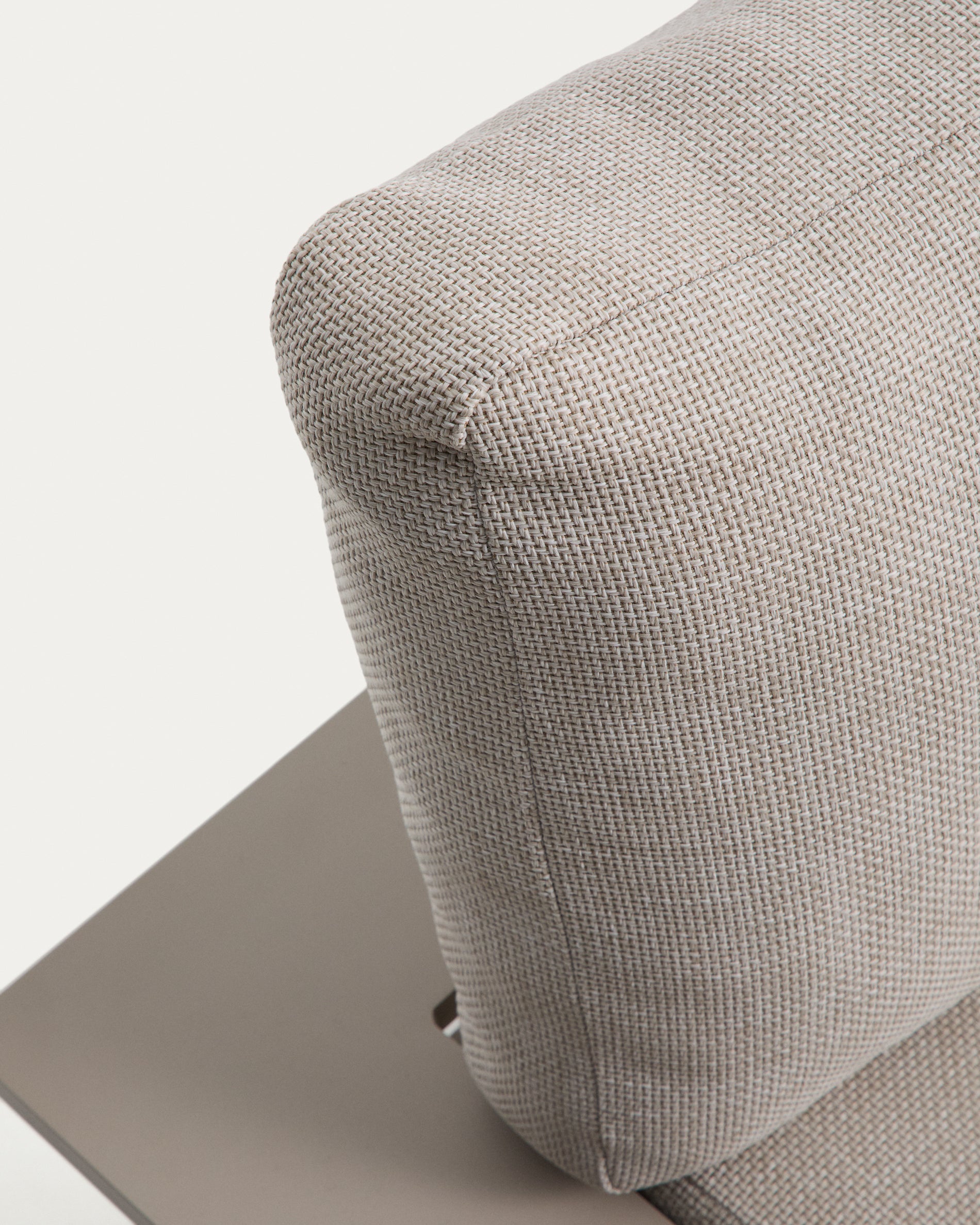 Vathi 3-Sitzer-Sofa aus Aluminium mit linker Chaiselongue in Taupe 250 x 159 cm in Taupe präsentiert im Onlineshop von KAQTU Design AG. Loungesofa ist von Kave Home