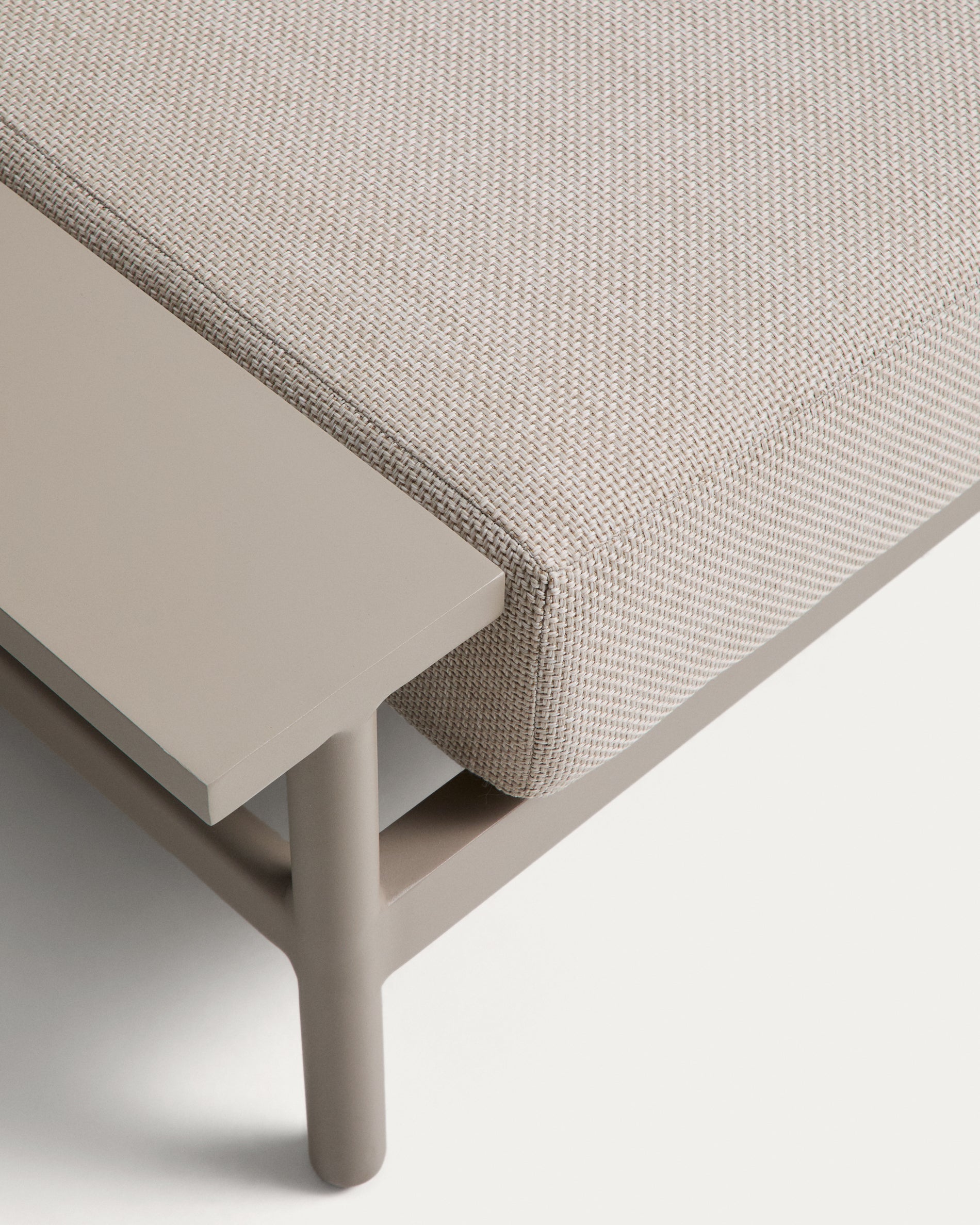 Vathi 3-Sitzer-Sofa aus Aluminium mit linker Chaiselongue in Taupe 250 x 159 cm in Taupe präsentiert im Onlineshop von KAQTU Design AG. Loungesofa ist von Kave Home