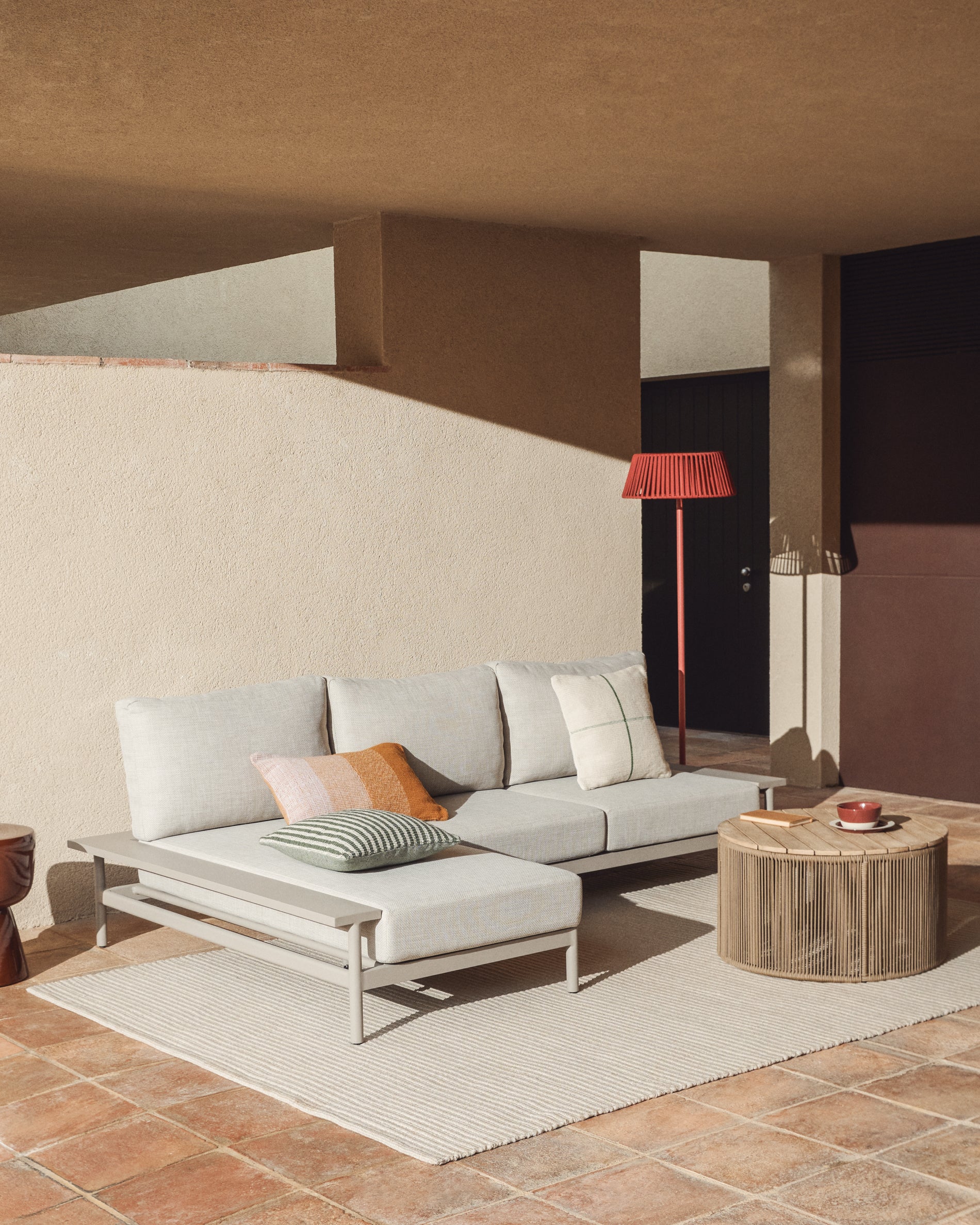 Vathi 3-Sitzer-Sofa aus Aluminium mit linker Chaiselongue in Taupe 250 x 159 cm in Taupe präsentiert im Onlineshop von KAQTU Design AG. Loungesofa ist von Kave Home